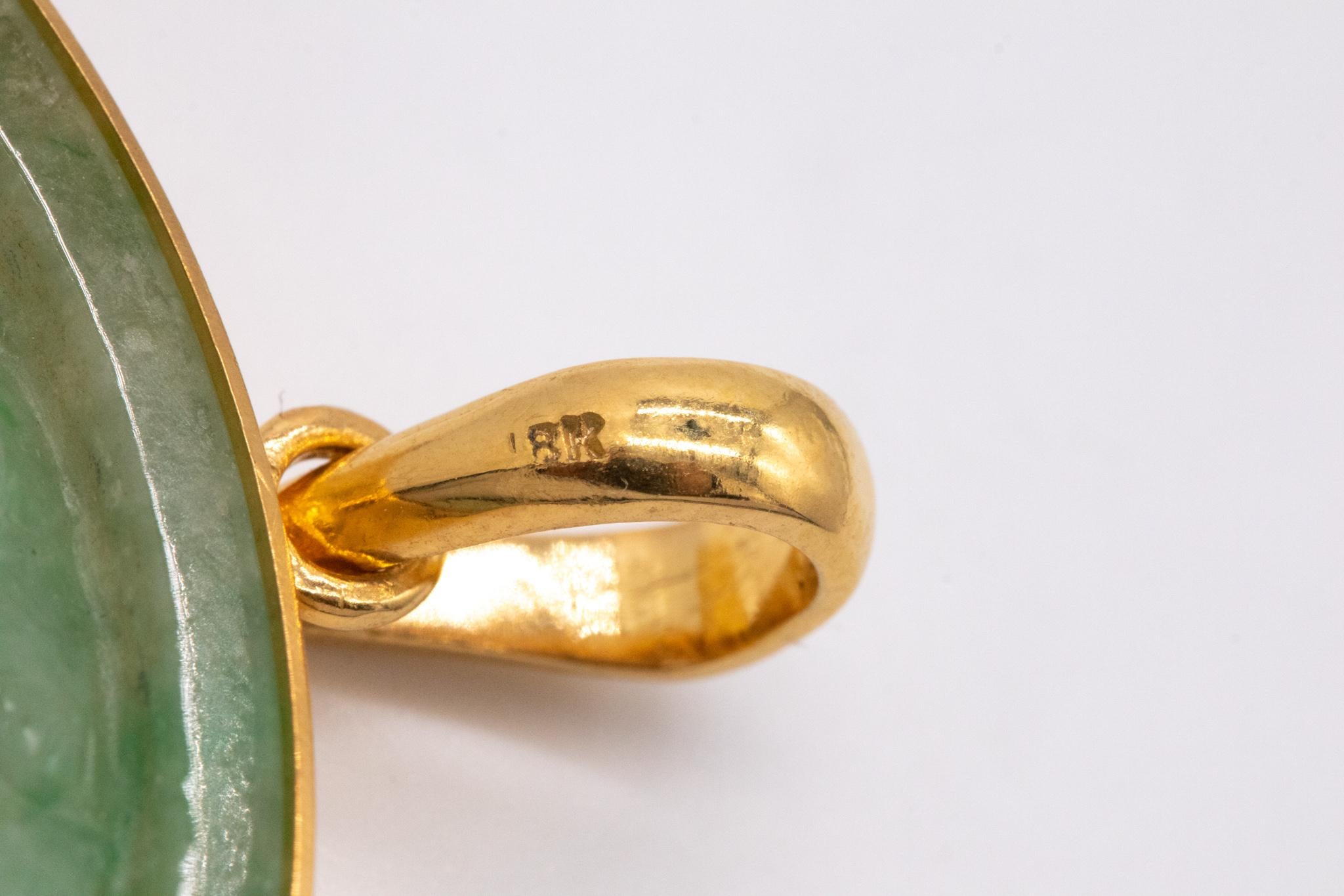 Taille mixte Pendentif en or jaune 18 carats avec jadéite verte 102,27 carats, certifiée par le GIA en vente