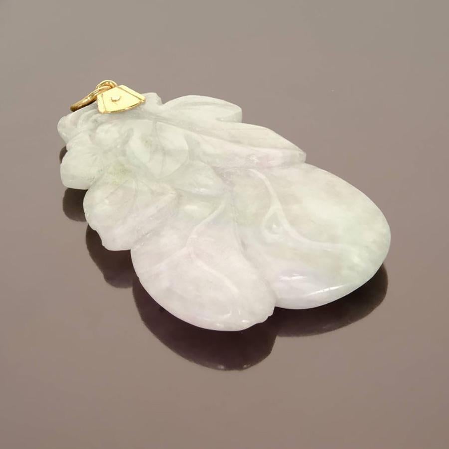 GIA-zertifizierter Jadeit Jade geschnitzter grüner helllila Gold-Anhänger (Gemischter Schliff) im Angebot