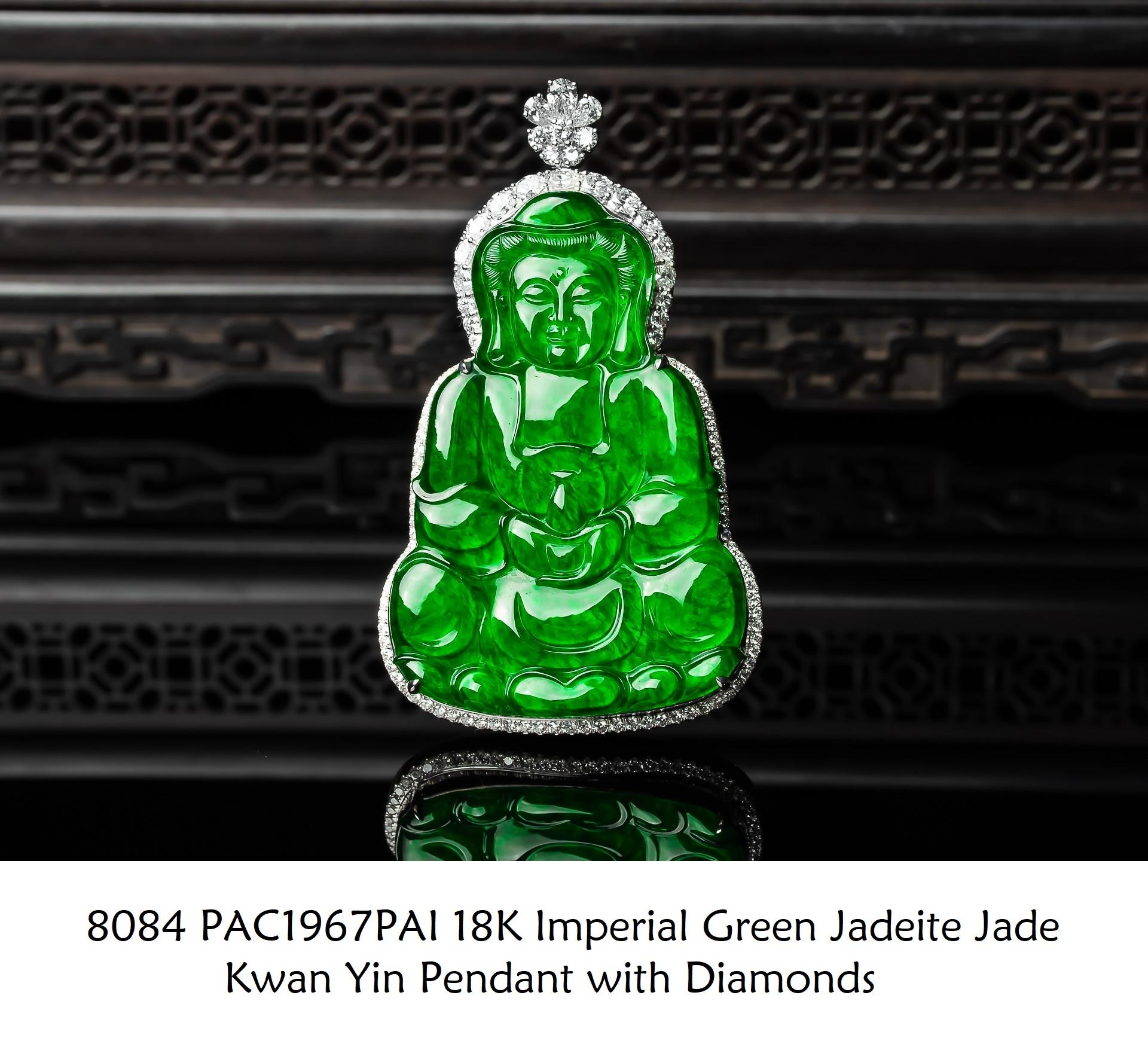 Articolo #8084
Certificato GIA
Ciondolo di Guan Yin scolpito in giada naturale. Colore verde imperiale traslucido. Non ci sono indicazioni di impregnazione. Incastonato in una montatura su misura in oro bianco 18 carati, circondato da diamanti