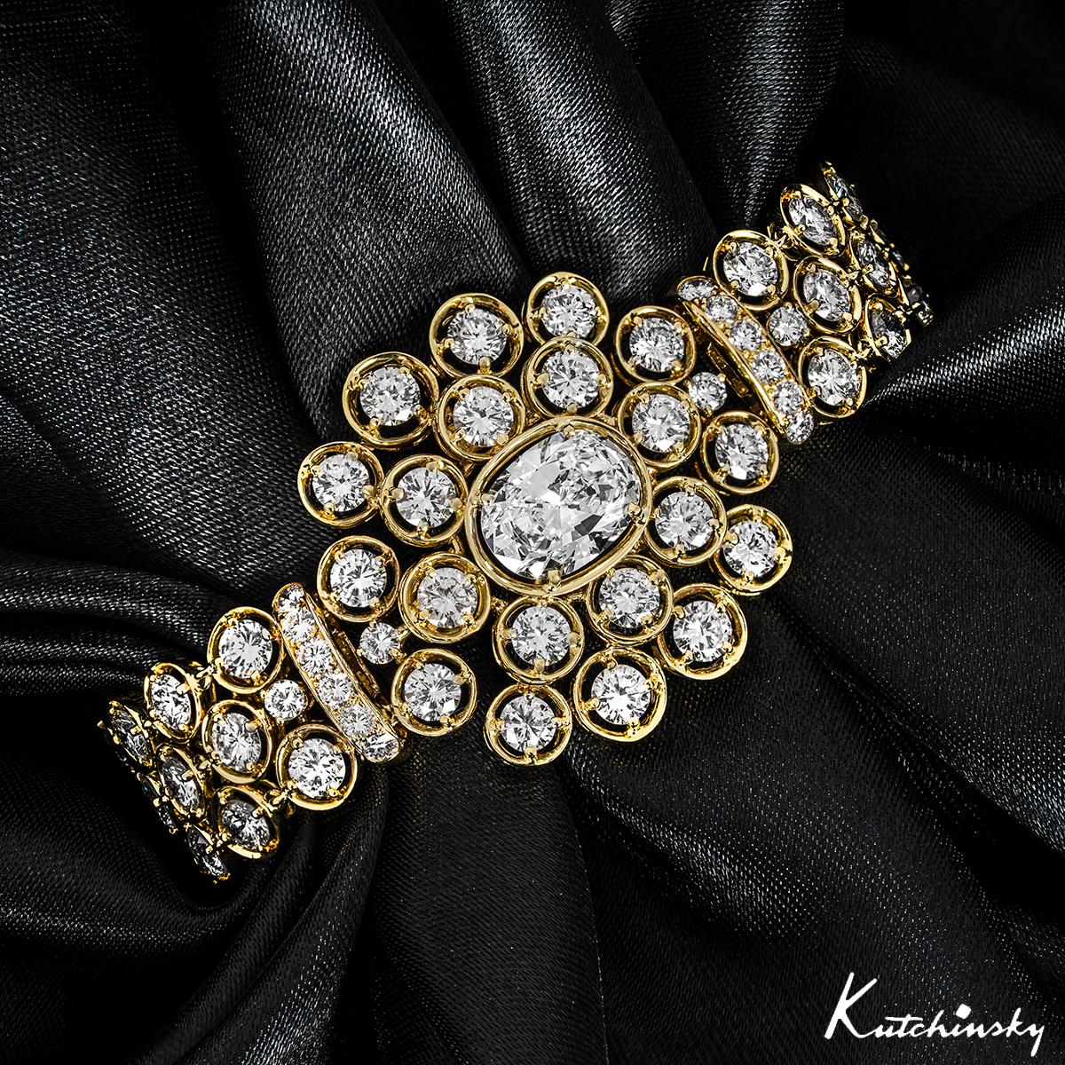 Ein außergewöhnliches Armband aus 18 Karat Gelbgold mit Diamanten von Kutchinsky. Die Mitte des Armbands ziert ein Diamant im Ovalschliff mit einem Gewicht von 2,72ct, Farbe E und Reinheit SI1. Von der Mitte aus strahlen 89 runde Diamanten im