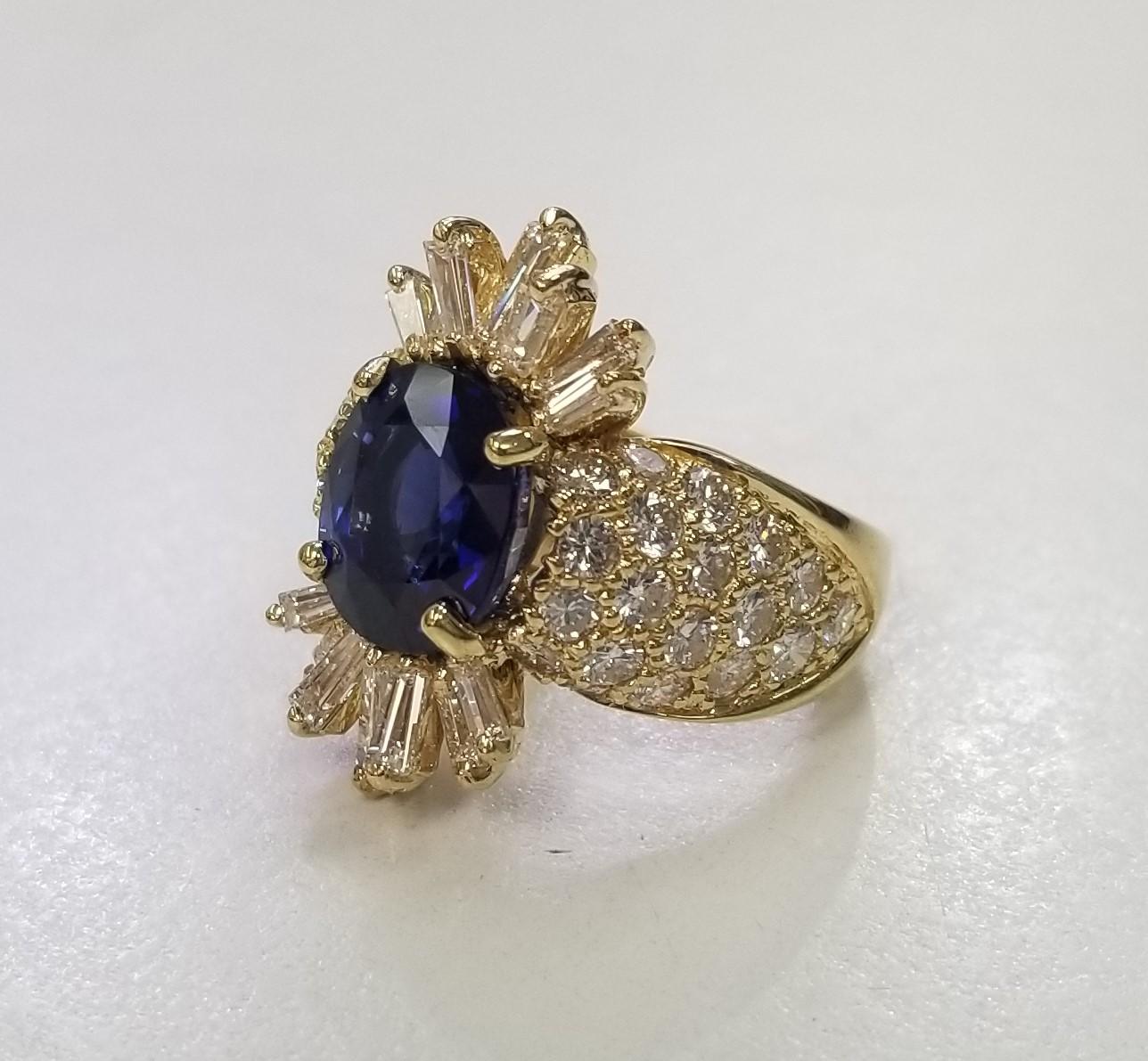 Especificaciones:
*Motivado para vender - Por favor, haz una oferta justa*
    piedra principal: Zafiro de laboratorio certificado por el GIA, talla oval 4,70cts.
    diamante: 14Tapper diamantes talla baguette y 
                     peso total de