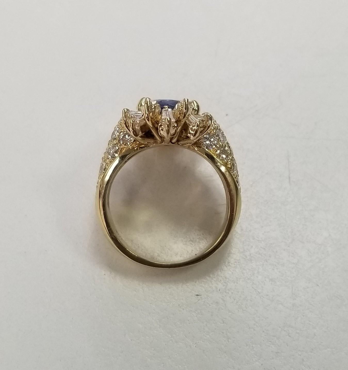 Zafiro de Laboratorio Certificado GIA Talla Oval 4,70cts. Anillo de oro amarillo de 18k y diamantes Moderno en venta