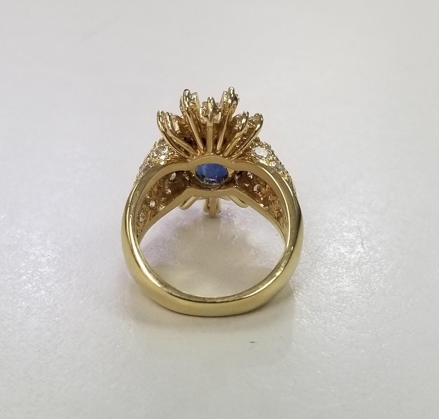 Zafiro de Laboratorio Certificado GIA Talla Oval 4,70cts. Anillo de oro amarillo de 18k y diamantes en Excelente estado para la venta en Los Angeles, CA