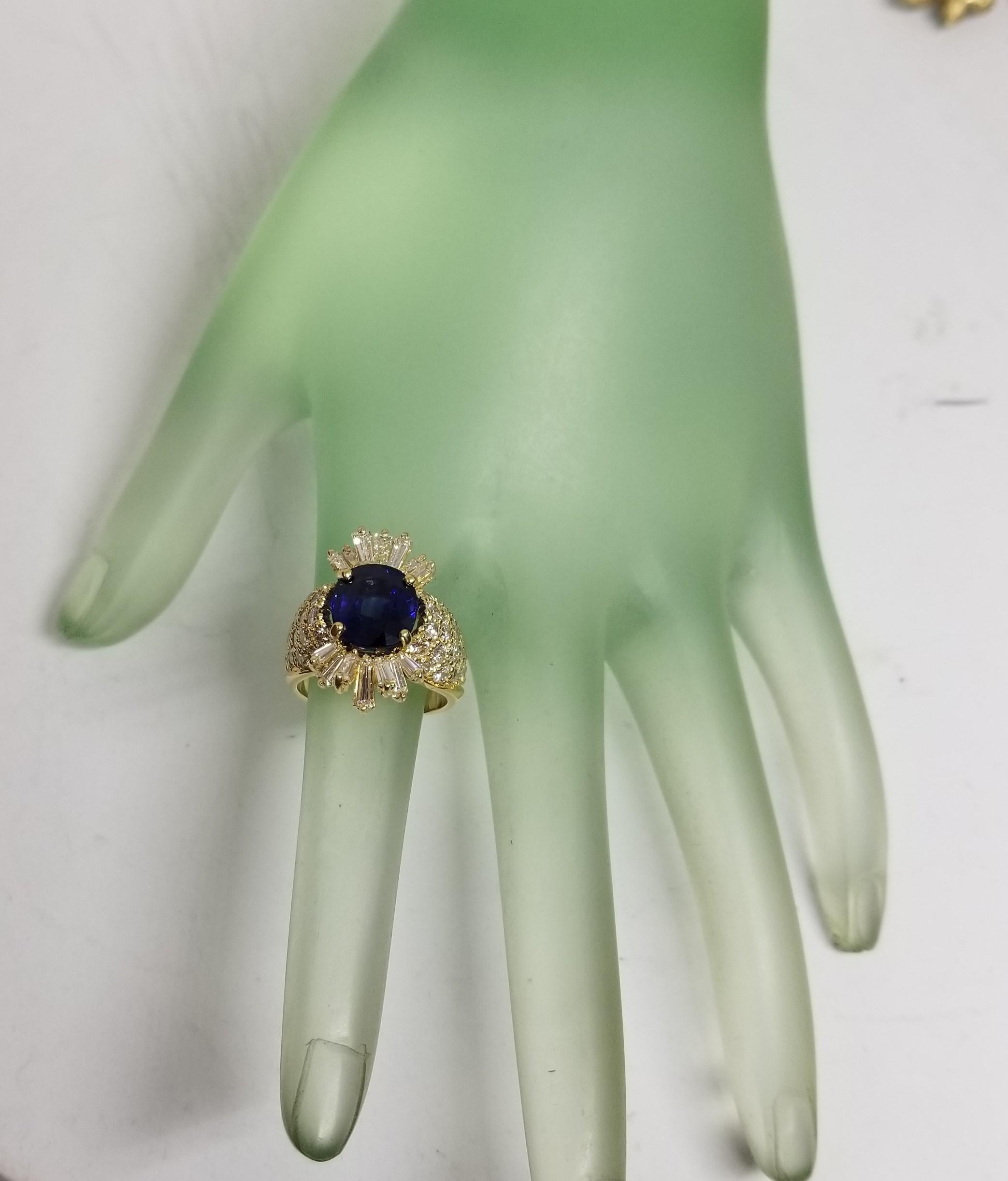 Femenino o masculino Zafiro de Laboratorio Certificado GIA Talla Oval 4,70cts. Anillo de oro amarillo de 18k y diamantes en venta