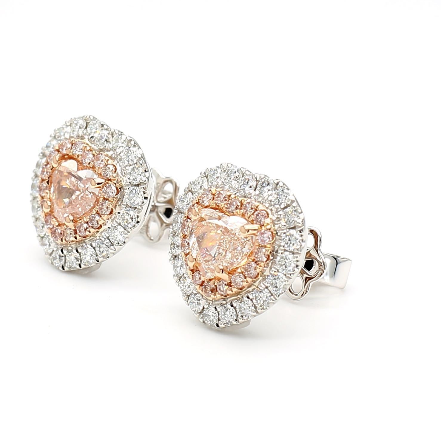I bellissimi orecchini di diamanti certificati GIA di RareGemworld. Montato in una splendida montatura in oro rosa e bianco 18 carati con diamanti rosa naturali tagliati a cuore. I diamanti rosa sono circondati da una mischia di diamanti rosa