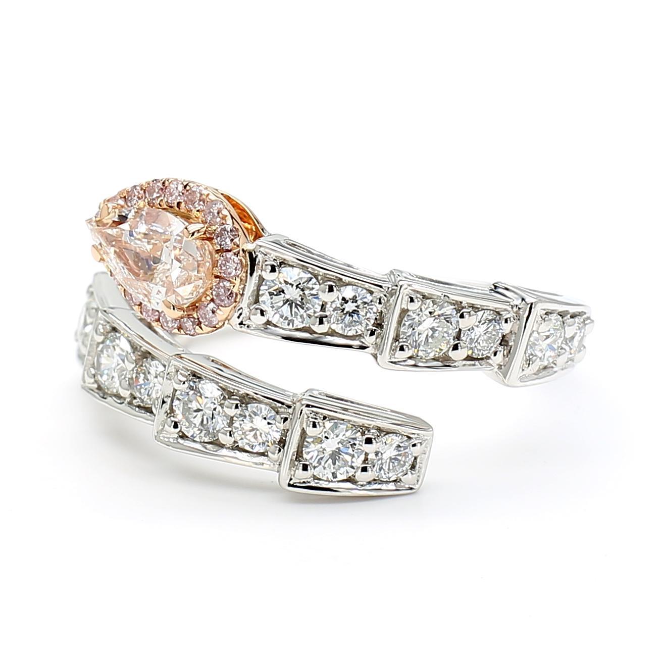 La magnifique bague en diamant certifiée GIA de Raregemworld. Monté dans une belle monture en or rose et blanc 18 carats avec un diamant rose naturel de taille poire entouré de diamants blancs naturels de taille ronde et de diamants roses naturels
