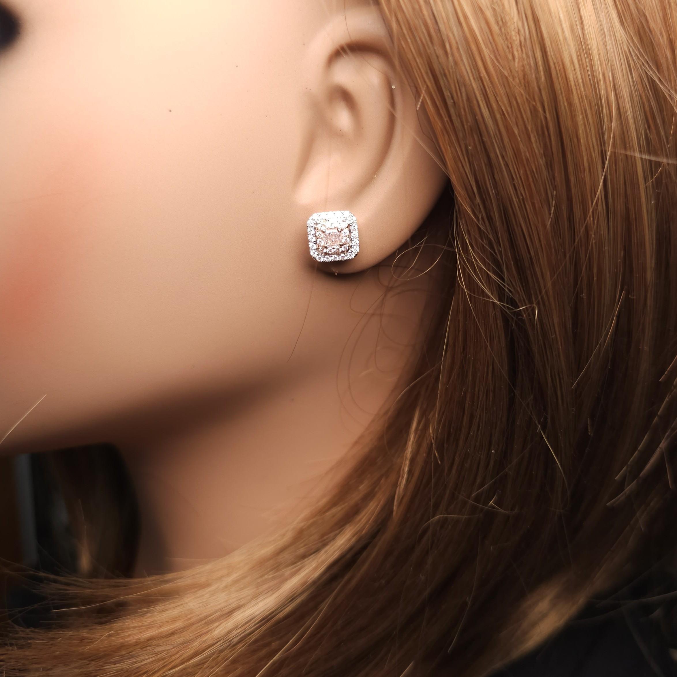 Orecchini in oro con diamante radiante marrone rosato chiaro certificato GIA da 0.90 carati TW In condizioni Nuovo in vendita a New York, NY