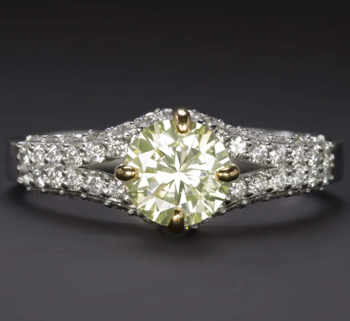 Realizzato in lussuoso oro bianco 19K X1, questo anello di fidanzamento unico è incentrato su un vibrante diamante tondo brillante da 0,83 carati con una rara tonalità verde-giallo chiaro. Certificata GIA e pulita al 100% con una purezza SI1, la
