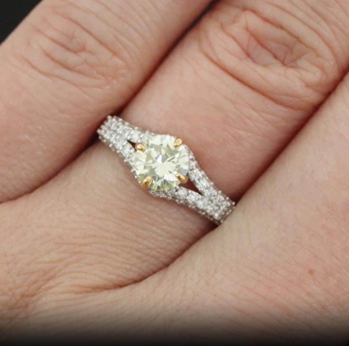 Contemporaneo Anello di fidanzamento con diamante giallo-verde chiaro certificato GIA in oro bianco 19 carati in vendita