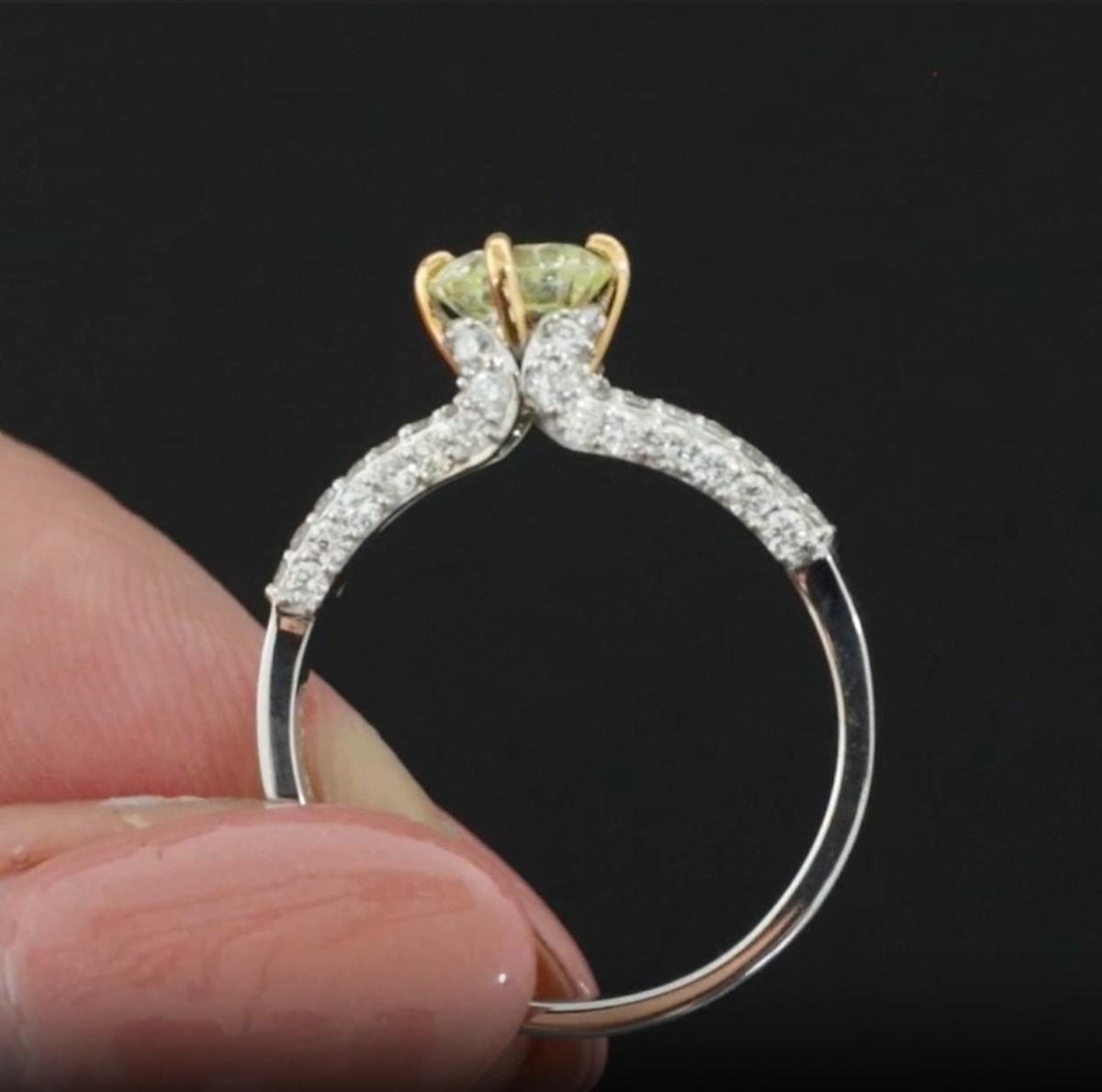 Taglio rotondo Anello di fidanzamento con diamante giallo-verde chiaro certificato GIA in oro bianco 19 carati in vendita