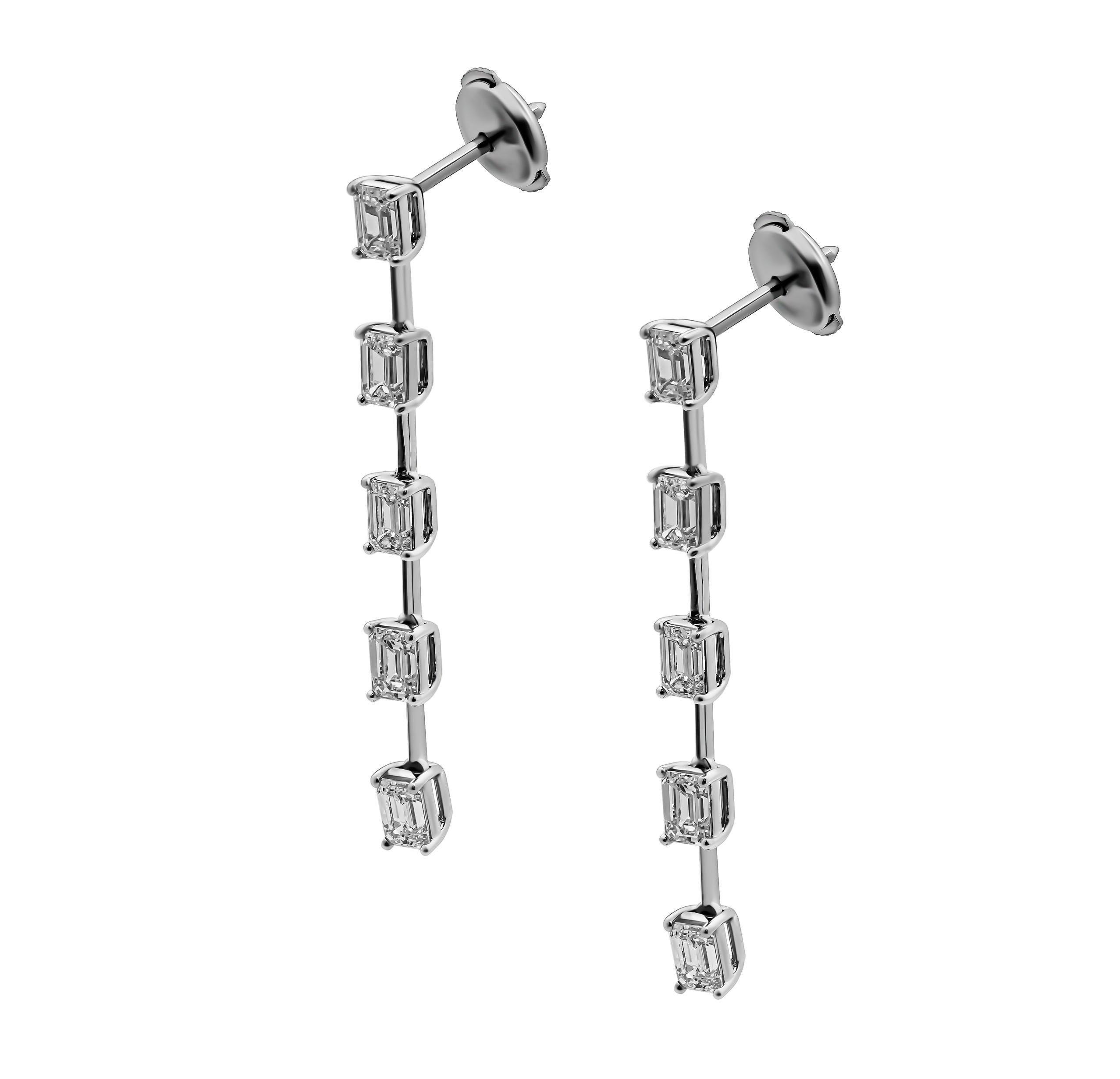Boucles d'oreilles linéaires certifiées GIA avec diamants taille émeraude montés sur platine 
10 pierres totalisant 3,33ct ~0,33ct chacune 
Toutes les pierres sont certifiées GIA : 
0.36ct G VS2 GIA#2477291559 
0.37ct F VS1 GIA#6465821791 
0.30ct G