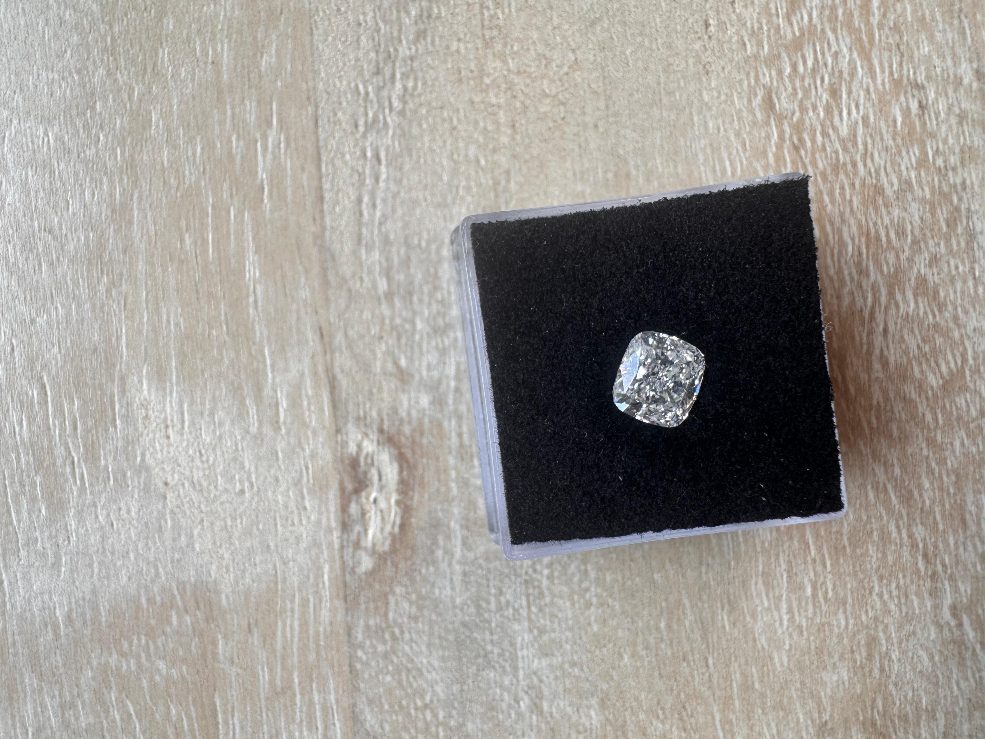 Georgian GIA Certified Loose Diamond 1.51 Carat Color F VS2 For Sale