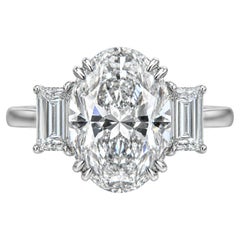 Magnífico anillo de diamantes con tres piedras en talla brillante ovalada, certificado por el GIA, de 4,02 quilates