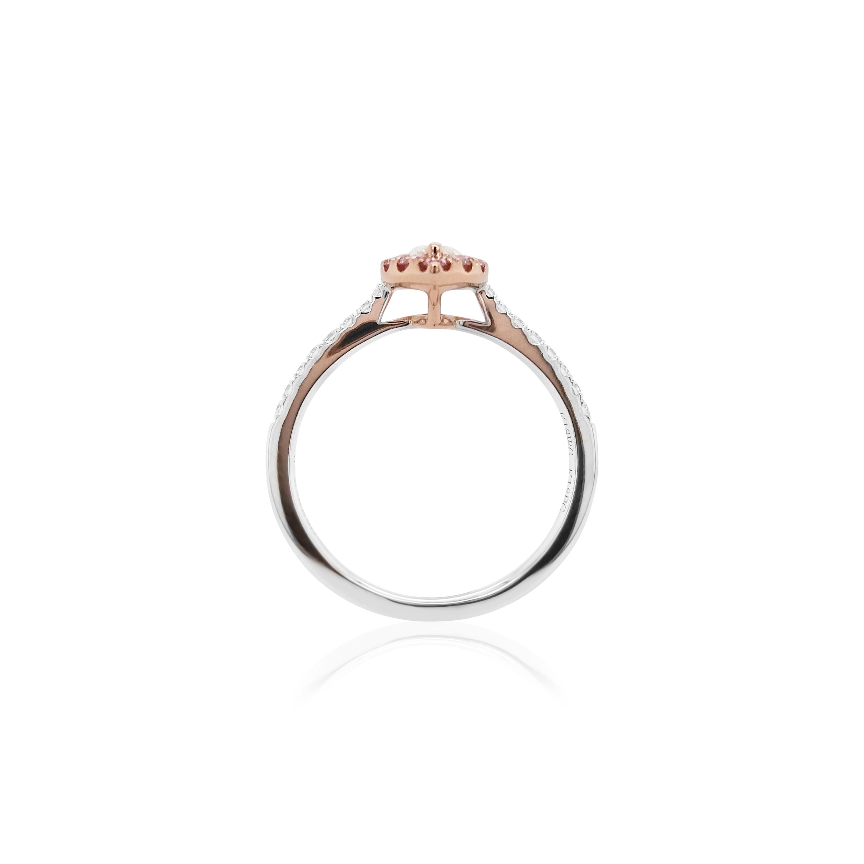 Questo anello con diamante Whiting e Argyle Pink combina un'eleganza senza tempo con un tocco romantico. Incastonato in oro bianco, questo lussuoso design simboleggia amore e raffinatezza, perfetto per fidanzamenti, anniversari o come gioiello di