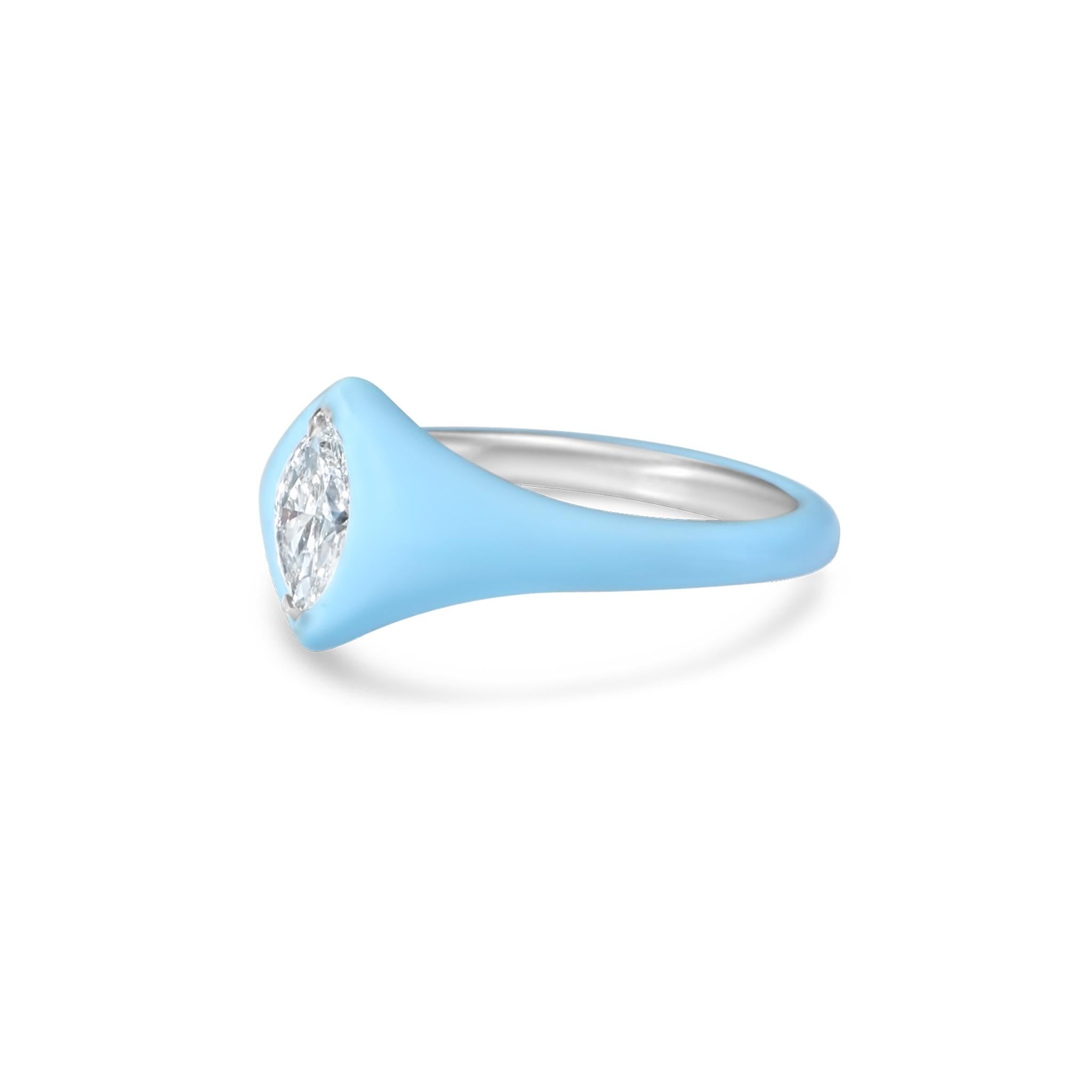Questo anello unico nel suo genere è caratterizzato da un diamante taglio marquise da 0,50 carati, di colore D, purezza SI1 e certificato da GIA (rapporto n. 7503348186). Il diamante è incastonato nel platino ed è rifinito con uno strato di ceramica