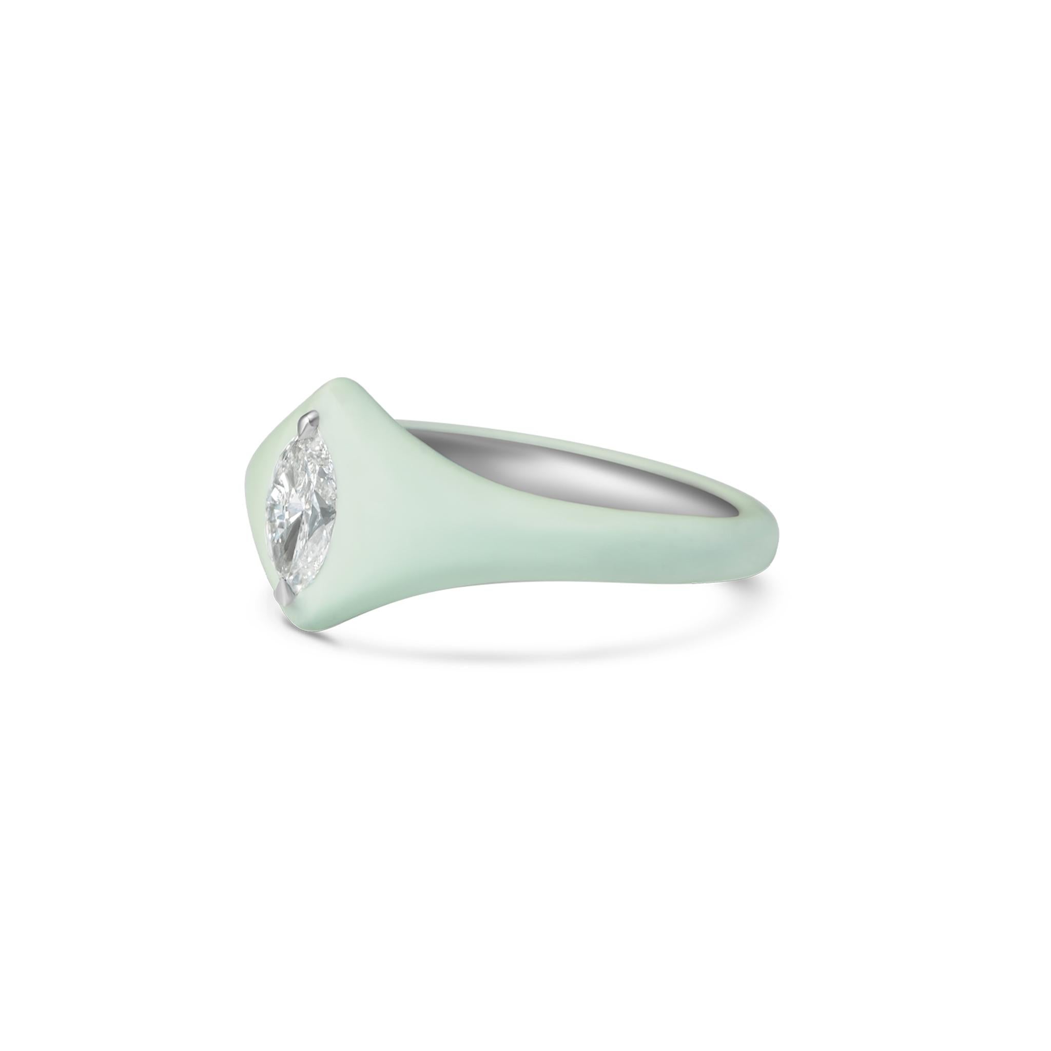Questo anello unico nel suo genere è caratterizzato da un diamante taglio marquise da 0,51 carati, di colore D, purezza SI1 e certificato da GIA (rapporto n. 1508420239). Il diamante è incastonato nel platino ed è rifinito con uno strato di ceramica