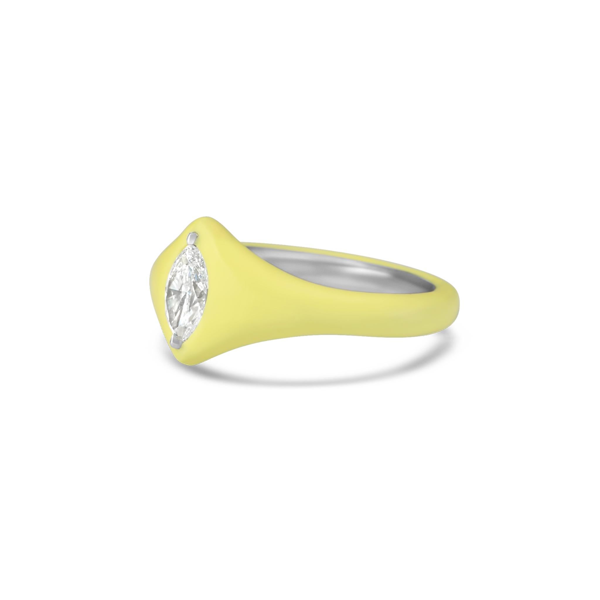 Questo anello unico nel suo genere è caratterizzato da un diamante taglio marquise da 0,46 carati, di colore D, purezza VVS2 e certificato da GIA (Rapporto n. A.).  2486320191). Il diamante è incastonato nel platino e rifinito con uno strato di