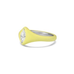 Anello con diamante marquise certificato GIA in ceramica giallo chiaro e platino