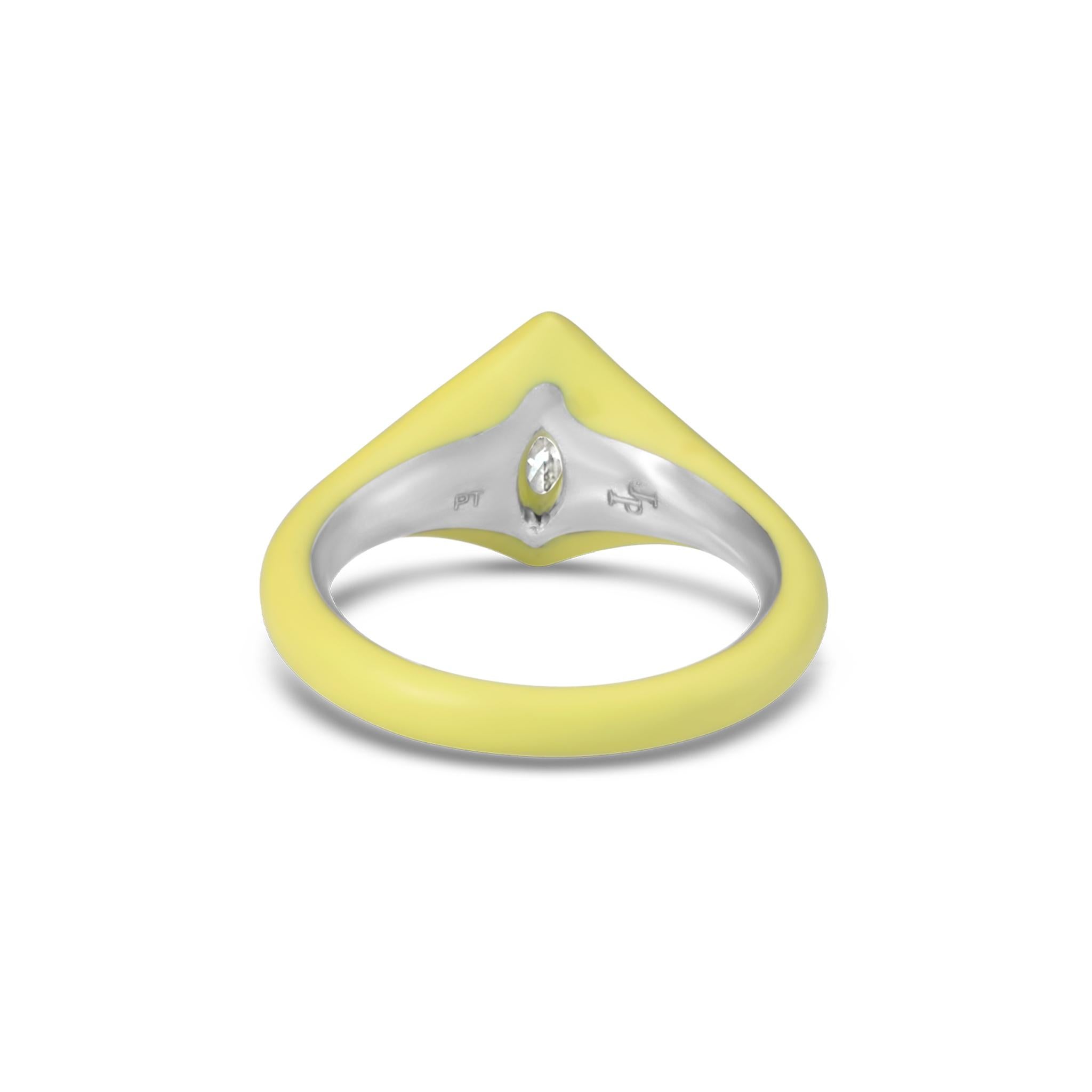 Contemporaneo Anello con diamante marquise certificato GIA in ceramica giallo chiaro e platino in vendita