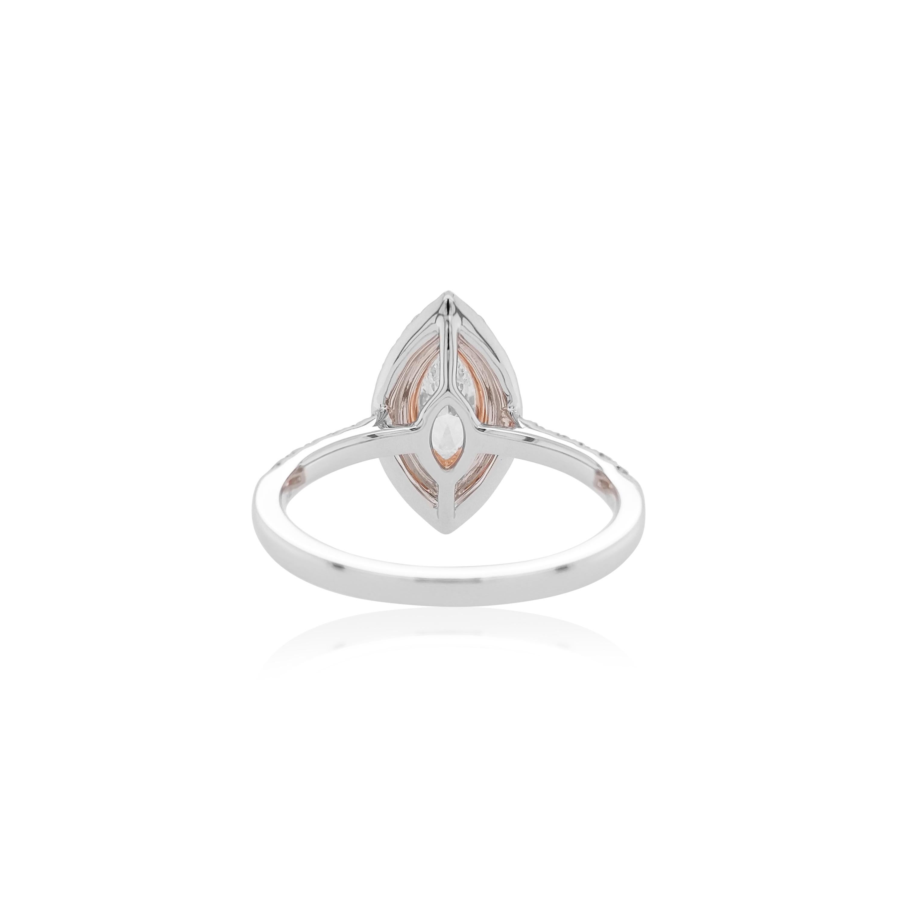 Ein fesselnder GIA-zertifizierter Ring mit einem weißen und einem rosafarbenen Diamanten in Marquise-Form, handgefertigt in 18 Karat Gold. 
Die schillernden weißen Diamanten strahlen, während die zarten rosa Diamanten einen Hauch von Romantik und