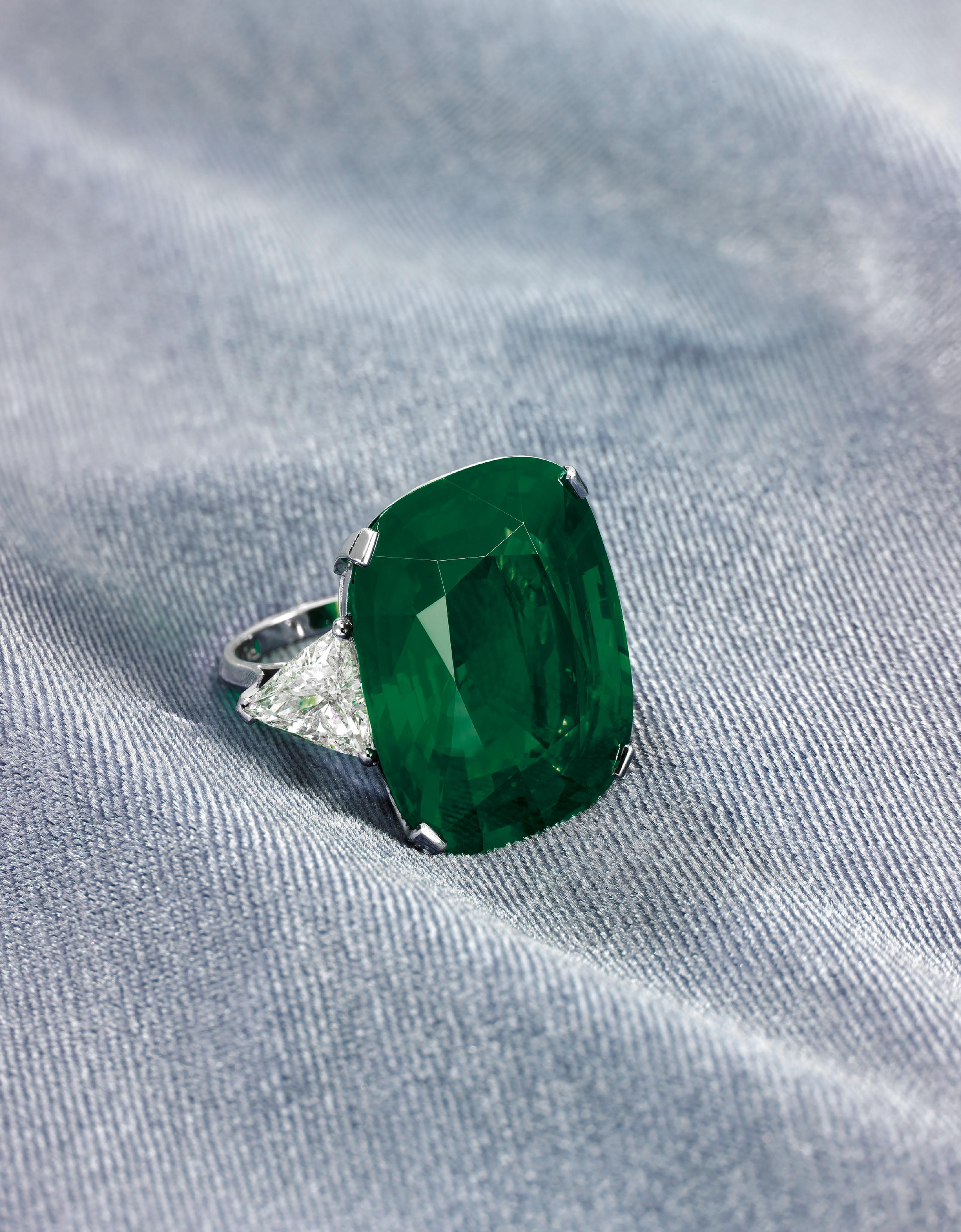Contemporary GIA Certified Minor Oil 14 Carat Cushion Green Emerald Trapezoid Ring For Sale