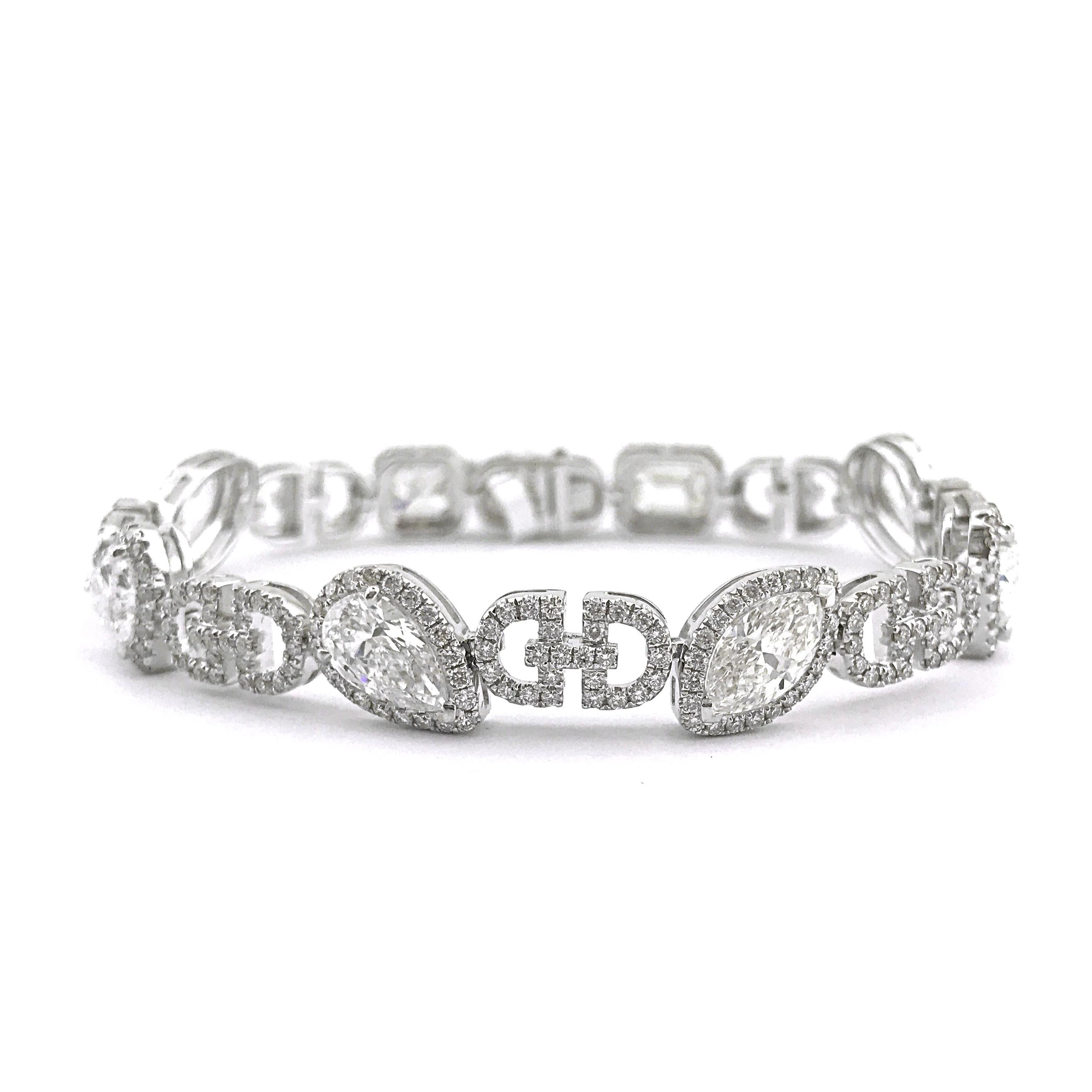 MIXED CUT DIAMOND BRACELET - 11.41 CT


Set in 18Kt white gold


Total diamond weight: 11.41 ct
[ 397 diamonds ]
Color: E-H
Clarity: VS-SI2

Total bracelet weight: 18.54 grams


All 8 diamonds are certified


GIA Certified