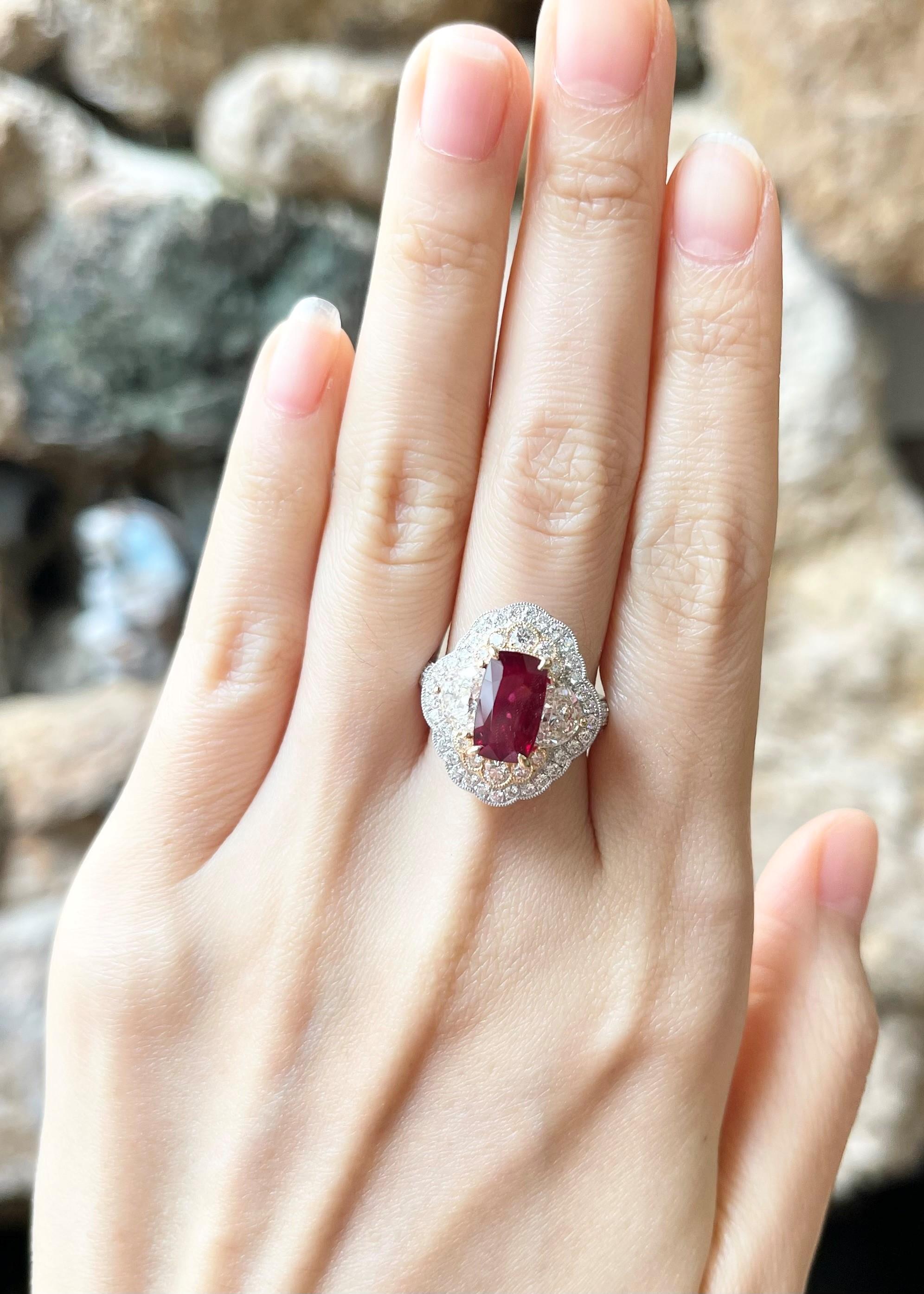 GIA-zertifizierter Mosambik-Rubin mit unerhitztem Rubin und Diamantring aus 18 Karat Weißgold (Smaragdschliff) im Angebot