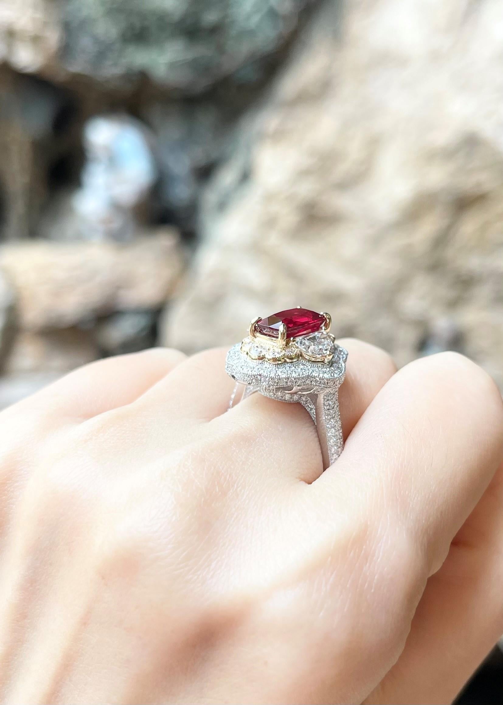 GIA-zertifizierter Mosambik-Rubin mit unerhitztem Rubin und Diamantring aus 18 Karat Weißgold im Zustand „Neu“ im Angebot in Bangkok, TH