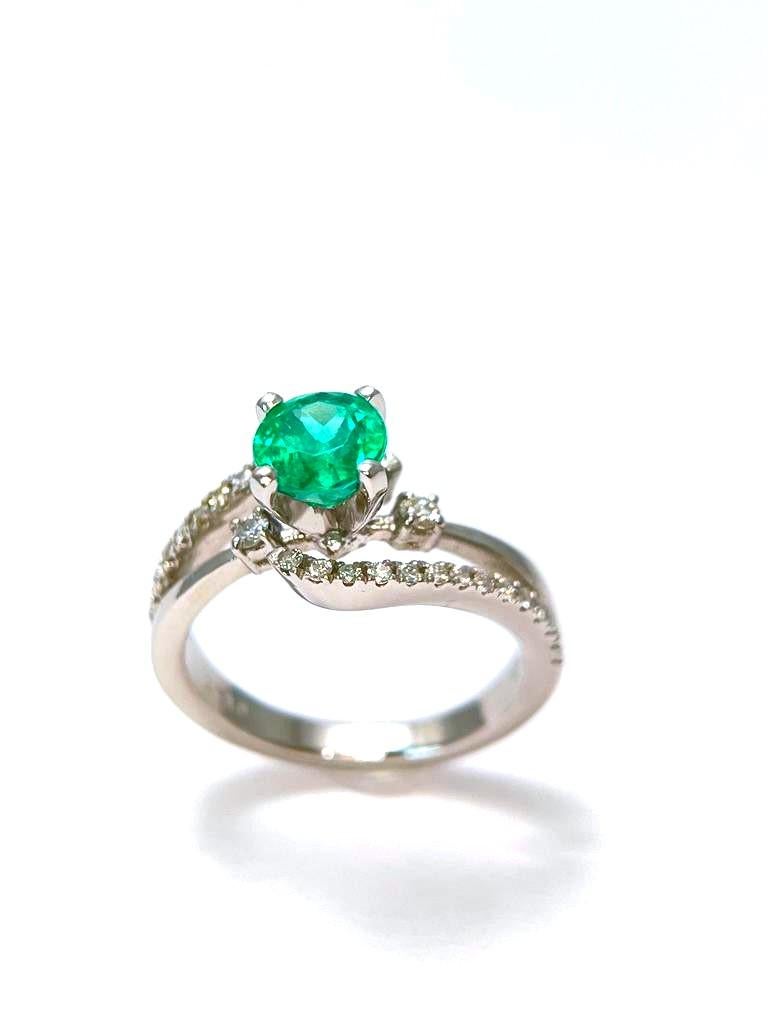 Round Cut GIA Certified 1.06 Carats Colombian Emerald & Diamond Ring in Platinum, Stunning For Sale