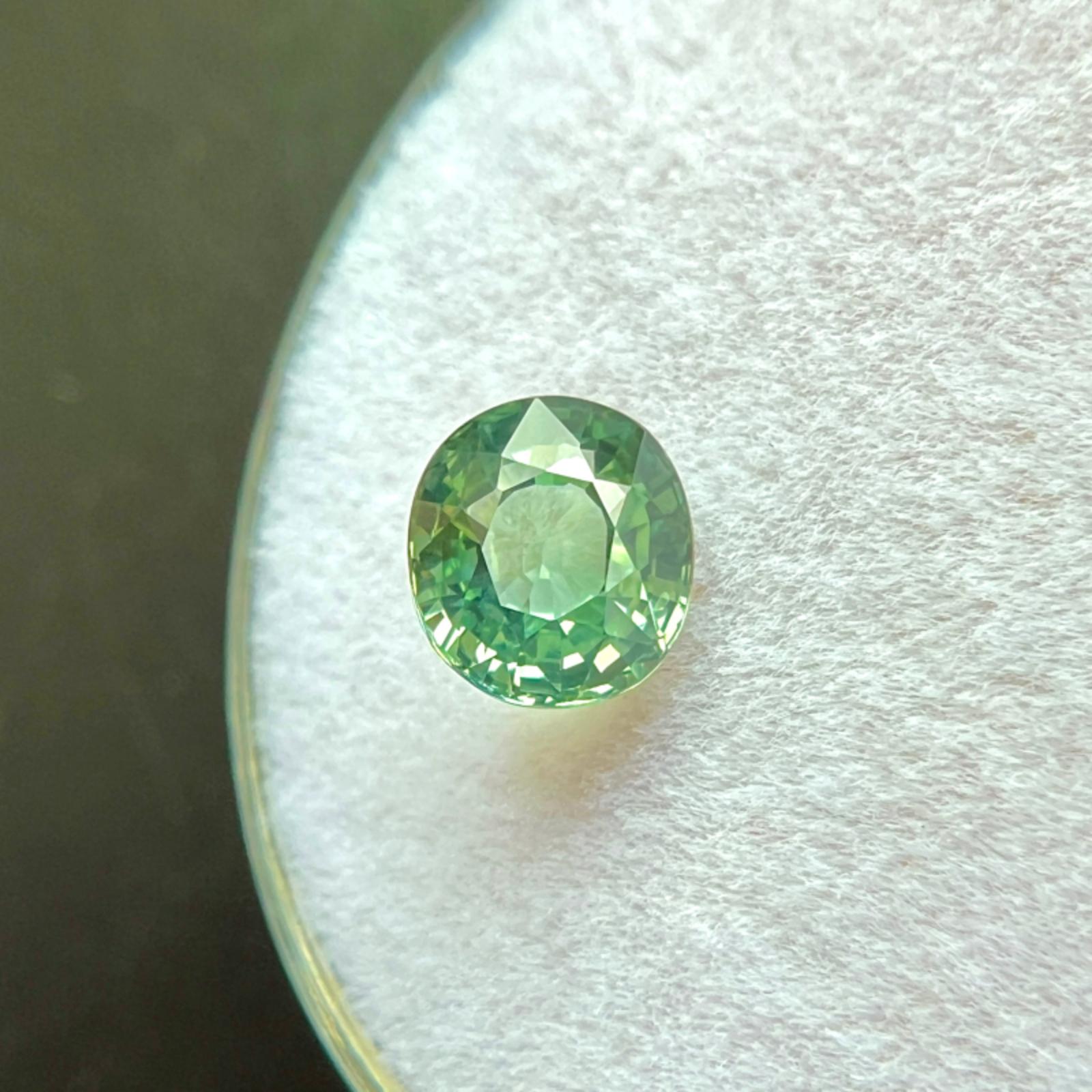 GIA zertifiziert natürlichen 0,97ct Saphir Vivid Green Oval Cut Edelstein 5,6x5,1mm VS (Ovalschliff) im Angebot