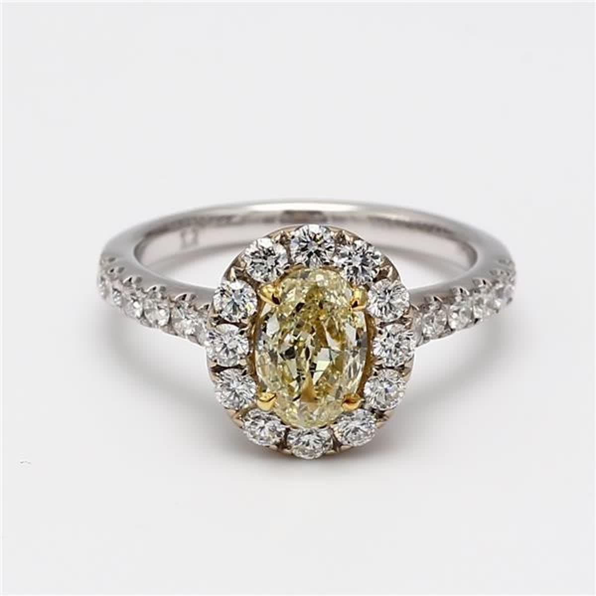 Der klassische GIA-zertifizierte Diamantring von RareGemWorld. Montiert in einer schönen Fassung aus 18K Gelb- und Weißgold mit einem natürlichen gelben Diamanten im Ovalschliff. Der gelbe Diamant ist von kleinen runden weißen Naturdiamanten