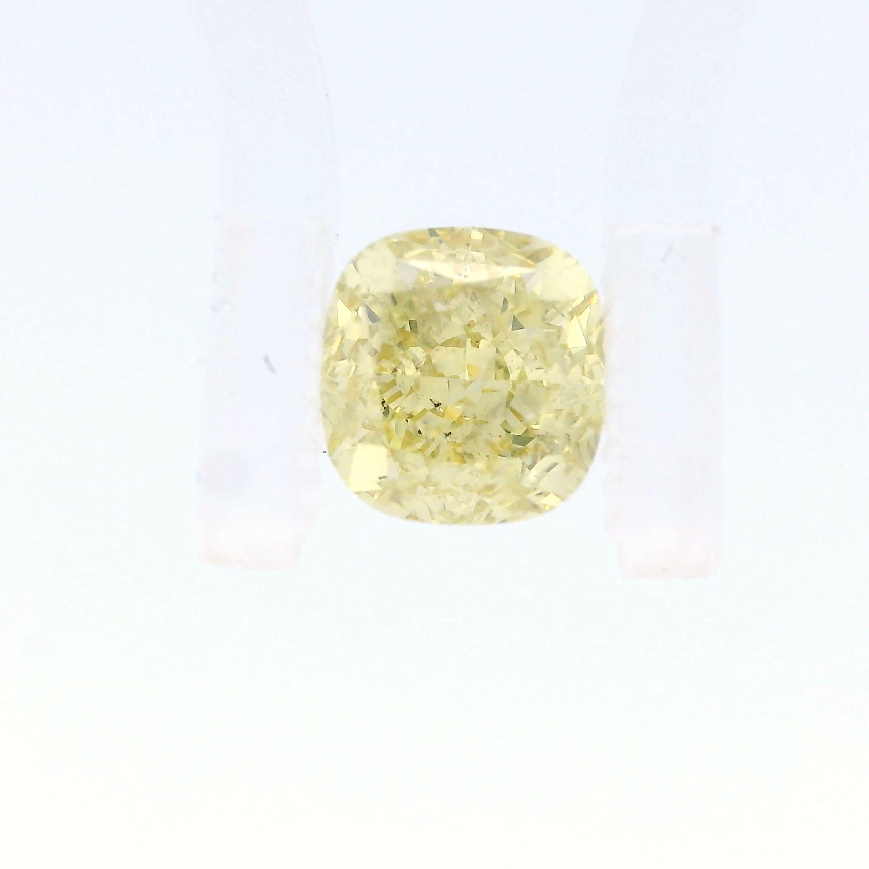 Questo squisito diamante vanta una vibrante tonalità Fancy Intense Yellow, sapientemente tagliata a forma di Brilliante modificato a cuscino. Con un peso considerevole di 1,20 carati, la distribuzione uniforme del colore, la lucidatura e la