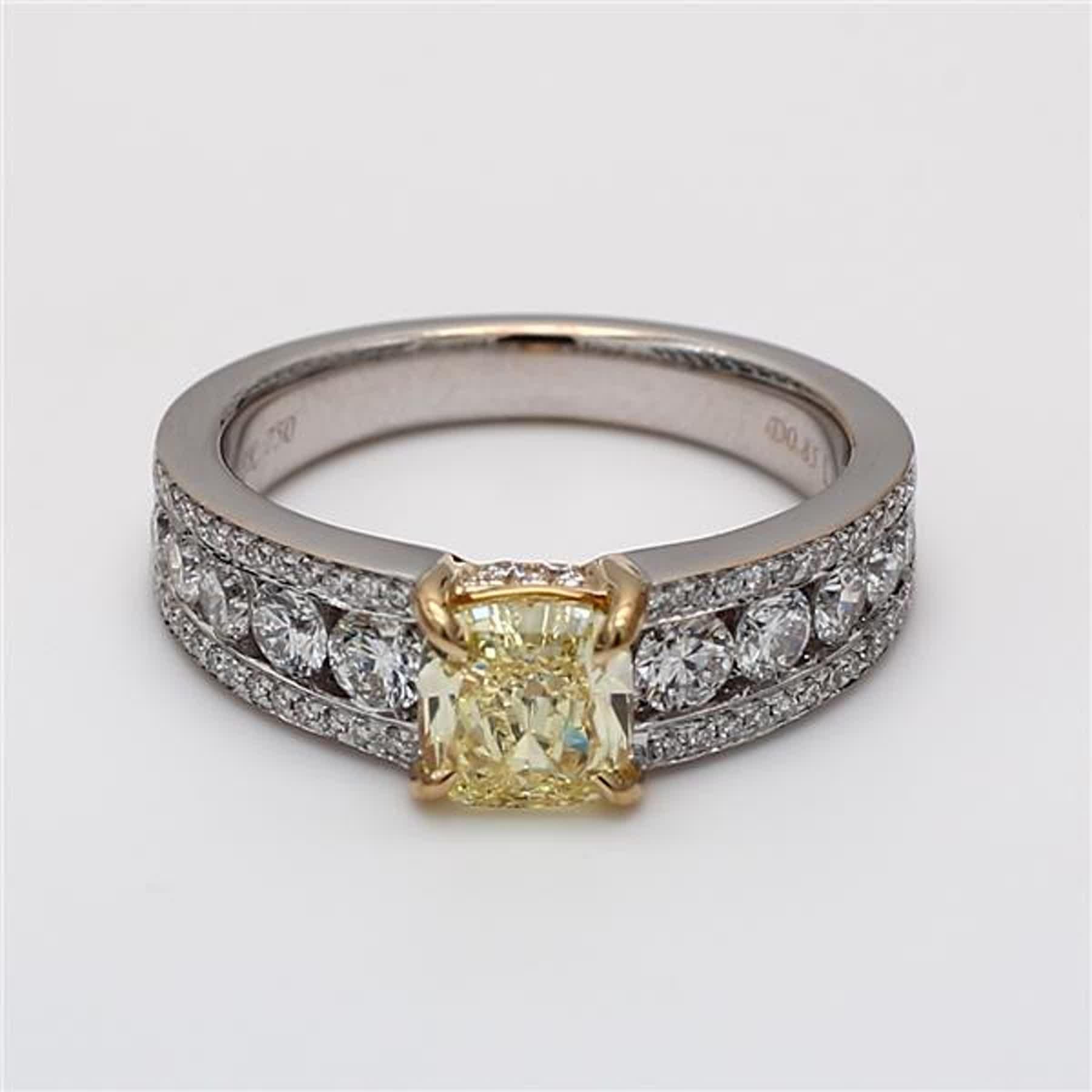 Der klassische GIA-zertifizierte Diamantring von RareGemWorld. Montiert in einer schönen Fassung aus 18 Karat Gelb- und Weißgold mit einem natürlichen gelben Diamanten im Kissenschliff. Der gelbe Diamant ist von runden weißen Naturdiamanten umgeben.