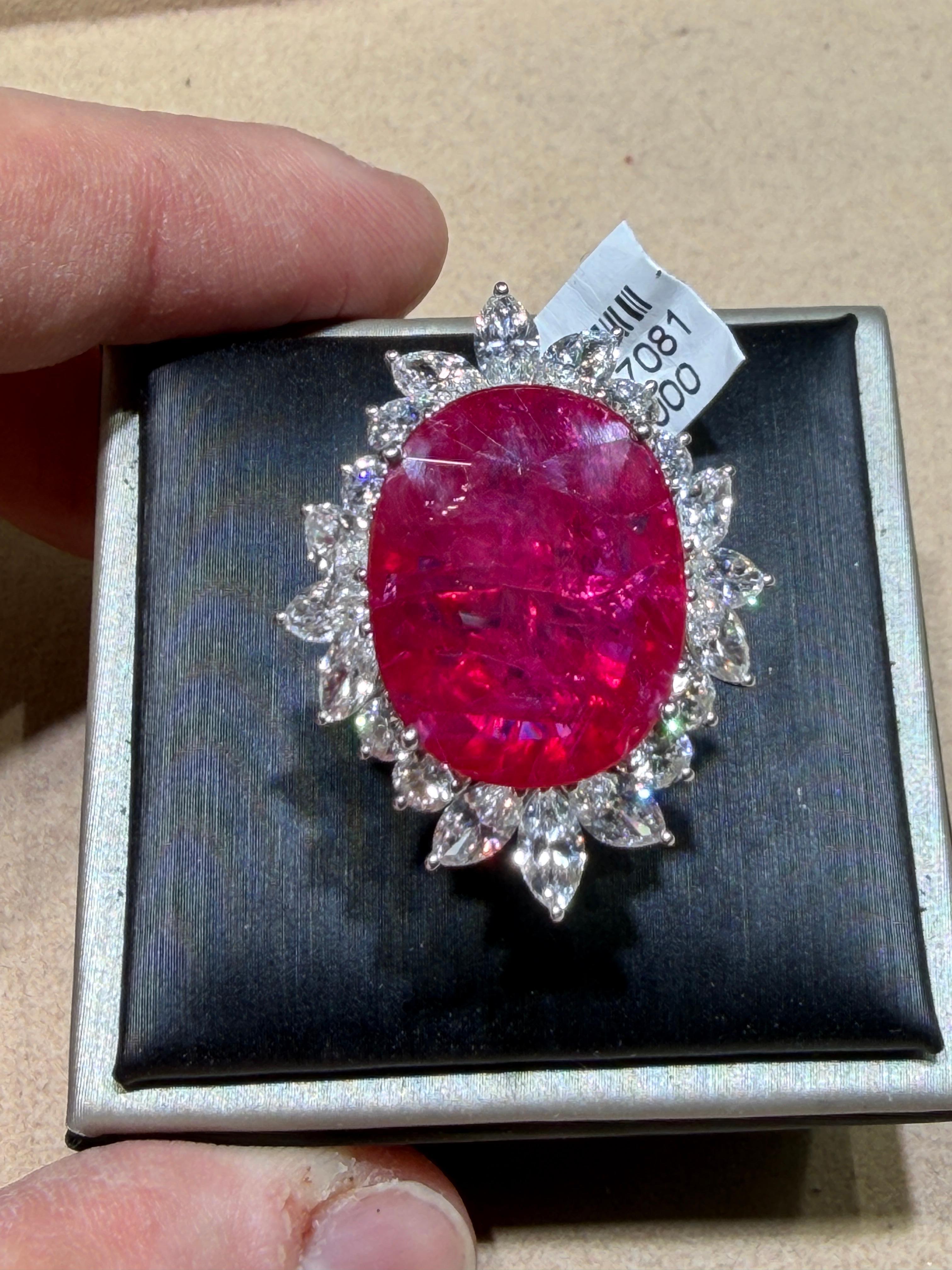 GIA-zertifizierter 13,29 Karat Mosambik-Rubin und Diamantring aus 18 Karat Weißgold

Dieser GIA-zertifizierte 13,29-Karat-Rubin aus Mosambik ist ein außergewöhnliches Juwel, das die Essenz von zeitlosem Glamour und Seltenheit verkörpert. Der