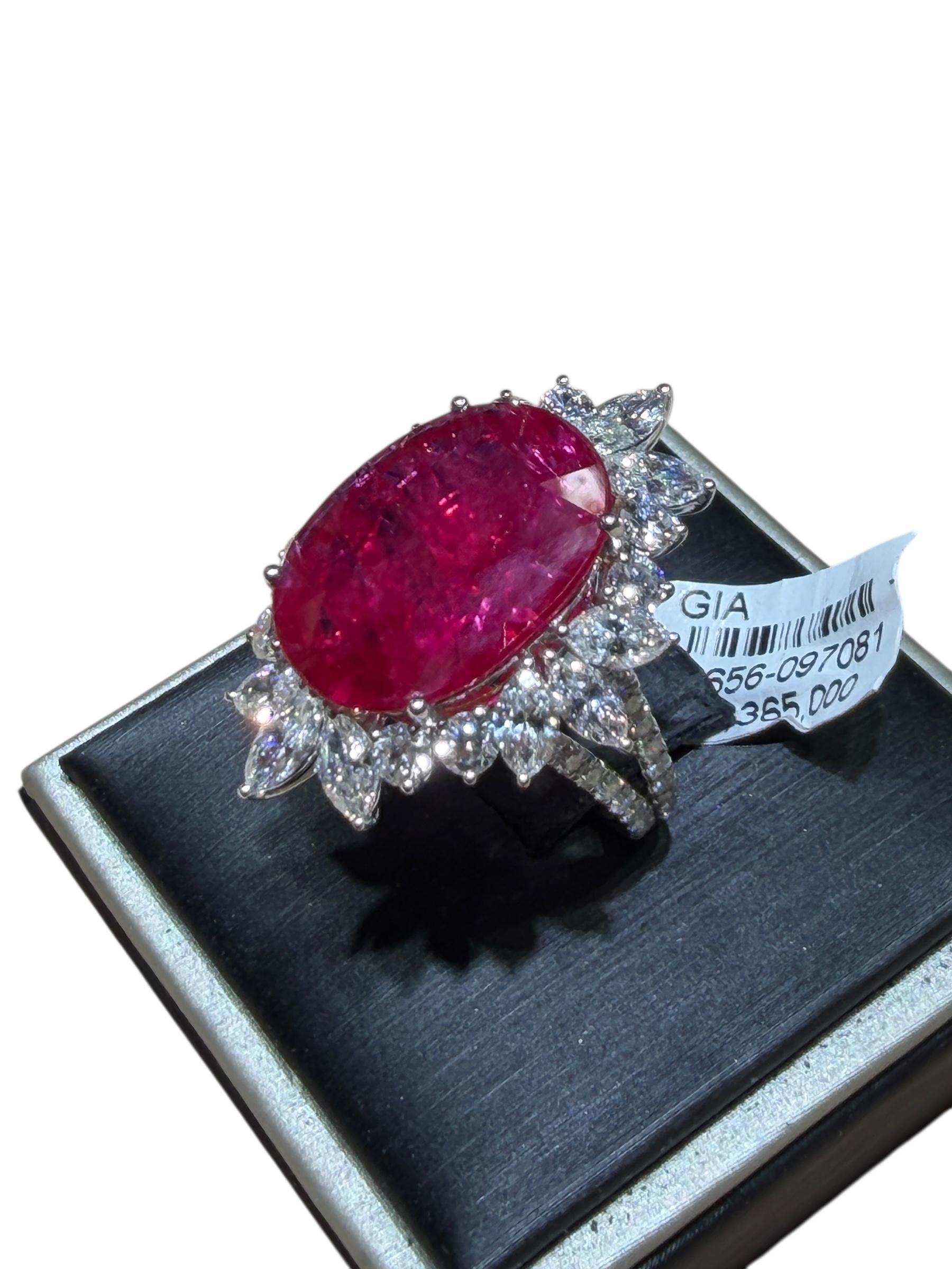 GIA zertifiziert natürlichen 13,29ct Mosambik Oval Rubin Diamant Ring 18K Weißgold im Zustand „Neu“ im Angebot in Great Neck, NY