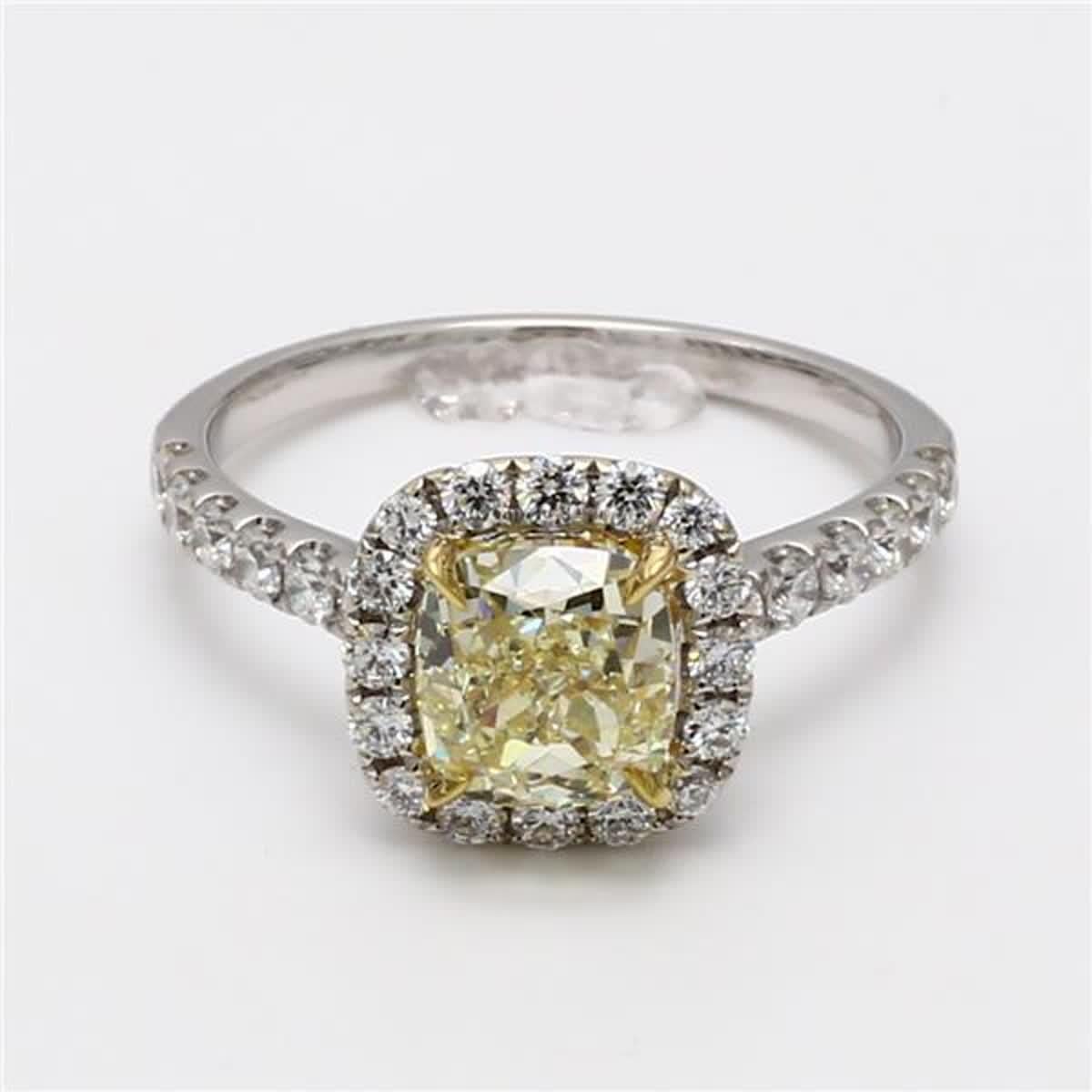 Der klassische GIA-zertifizierte Diamantring von RareGemWorld. Montiert in einer schönen Fassung aus 18 Karat Gelb- und Weißgold mit einem natürlichen gelben Diamanten im Kissenschliff. Der gelbe Diamant ist von runden weißen Naturdiamanten umgeben.