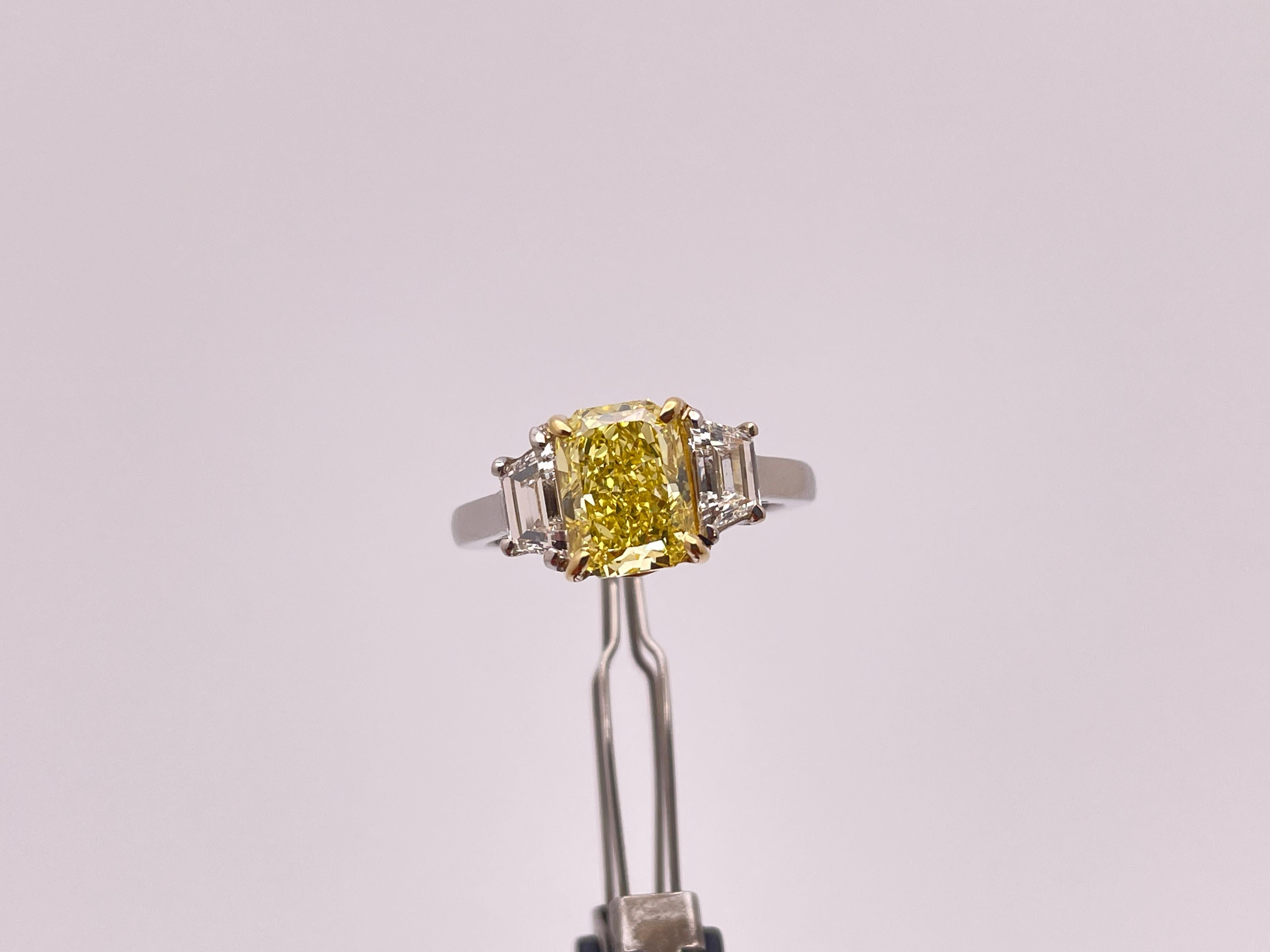 Bague de fiançailles certifiée GIA Nature 2.12 CT Fancy Vivid Yellow Radiant Diamond en vente 7