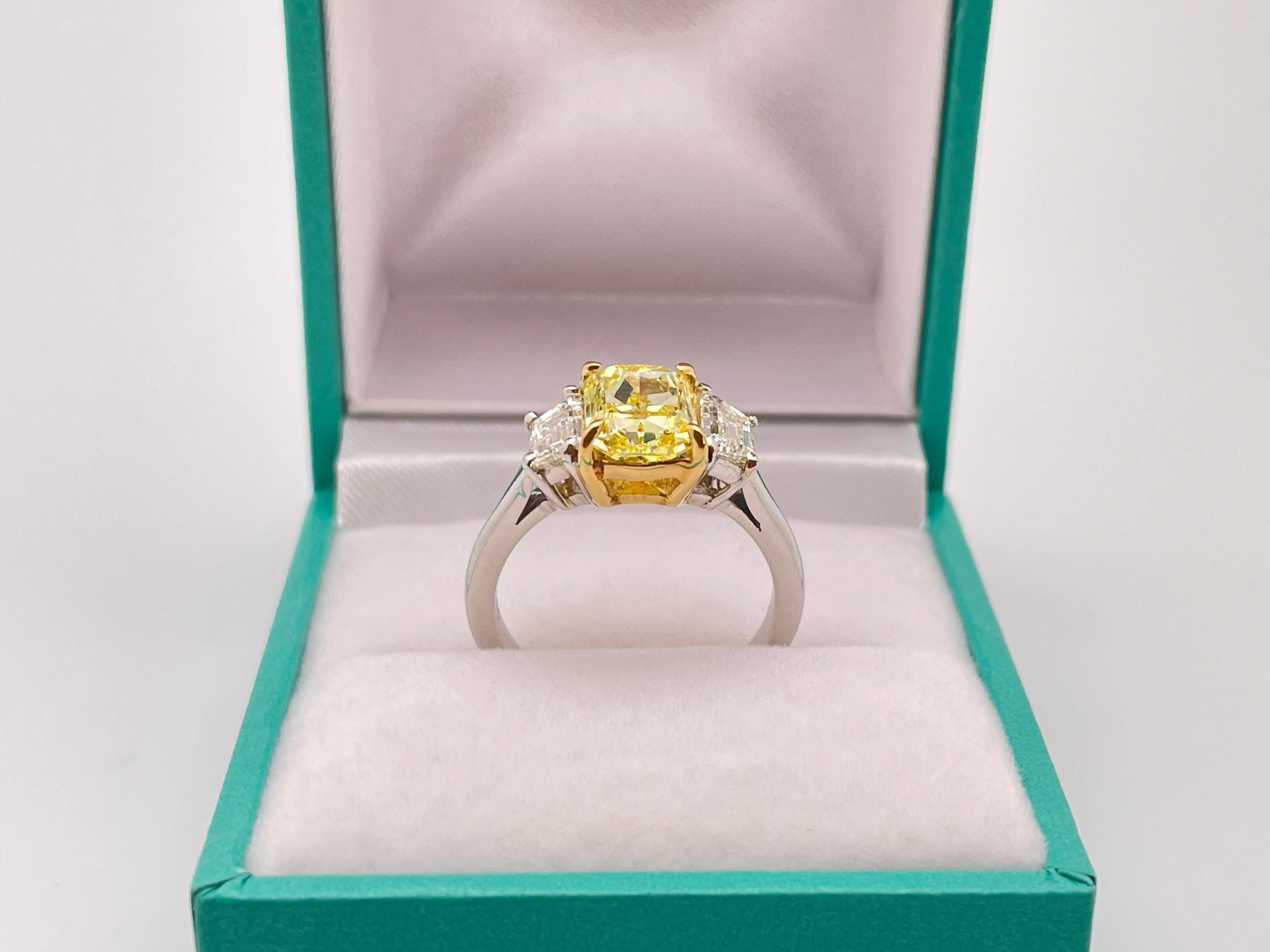 Taille radiant Bague de fiançailles certifiée GIA Nature 2.12 CT Fancy Vivid Yellow Radiant Diamond en vente