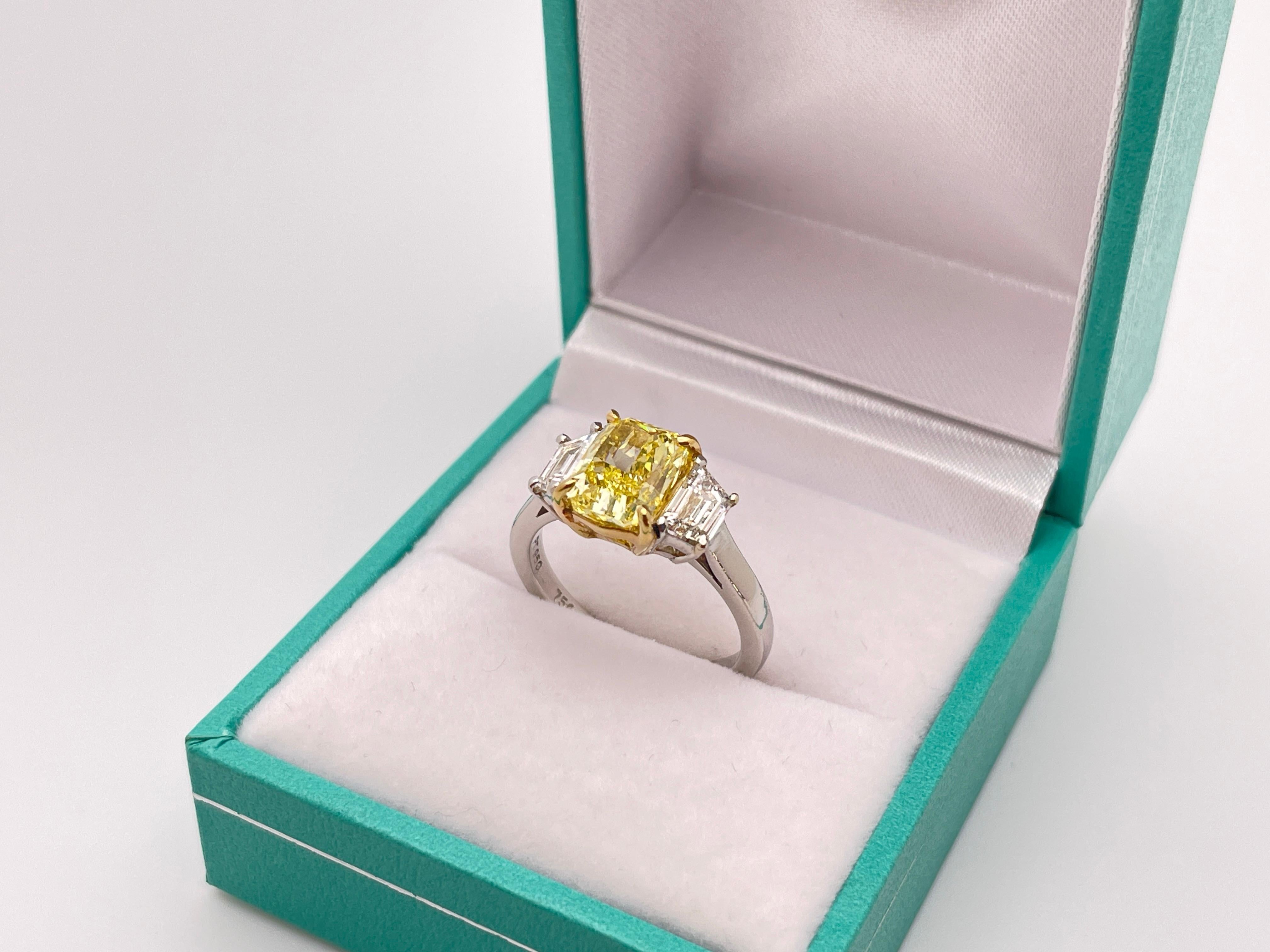 Bague de fiançailles certifiée GIA Nature 2.12 CT Fancy Vivid Yellow Radiant Diamond Unisexe en vente