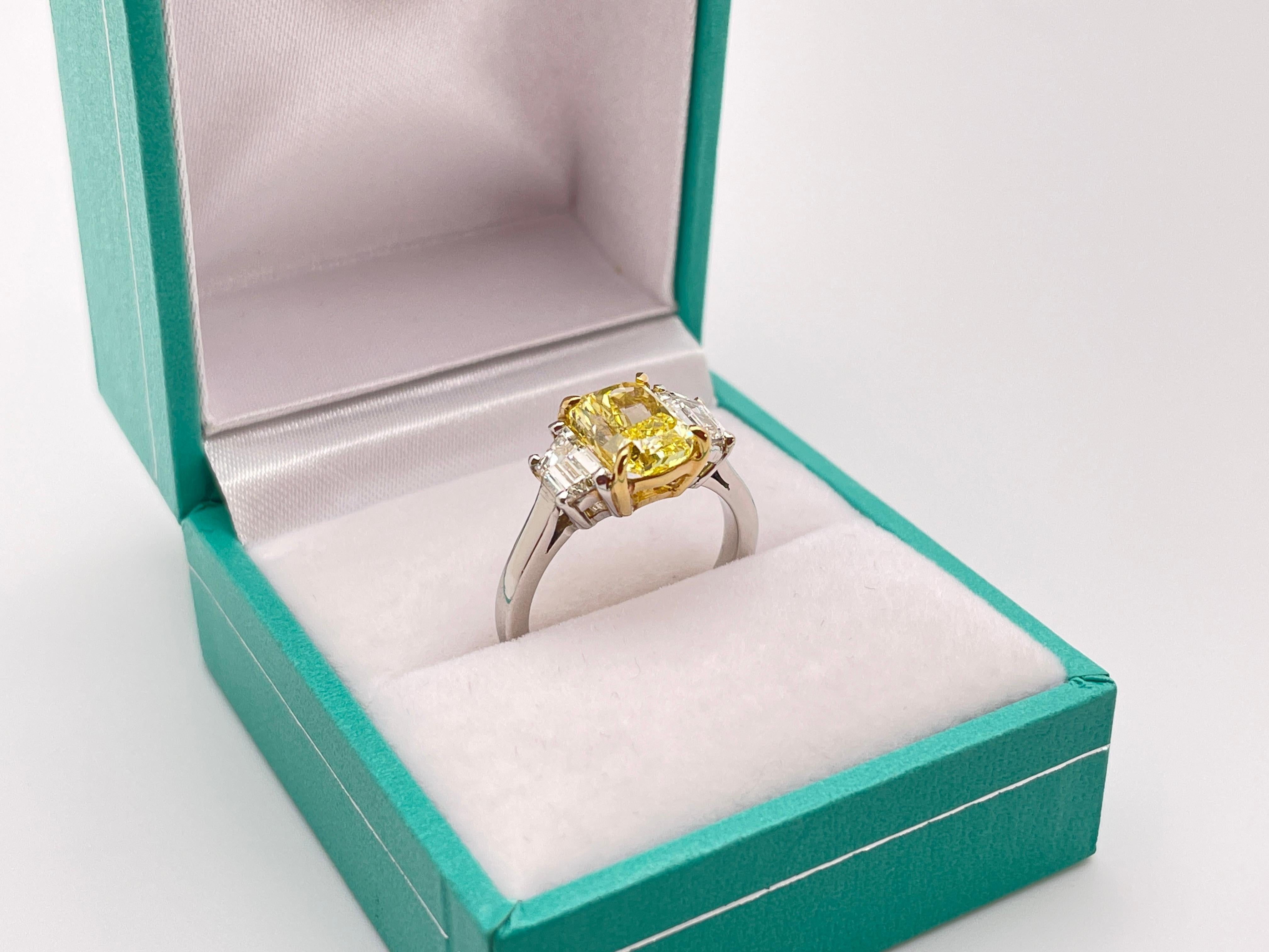 Bague de fiançailles certifiée GIA Nature 2.12 CT Fancy Vivid Yellow Radiant Diamond en vente 1