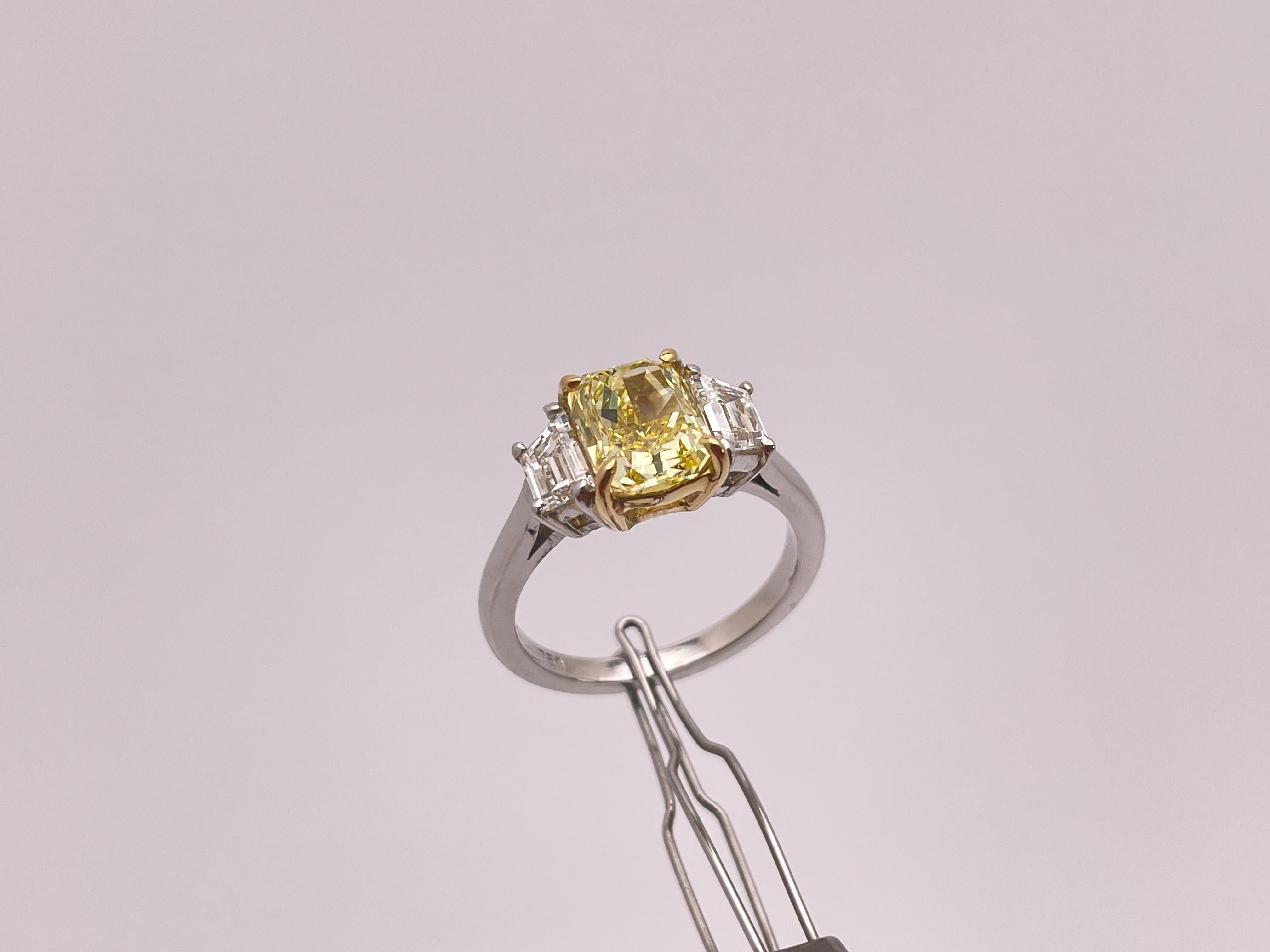 Bague de fiançailles certifiée GIA Nature 2.12 CT Fancy Vivid Yellow Radiant Diamond en vente 2