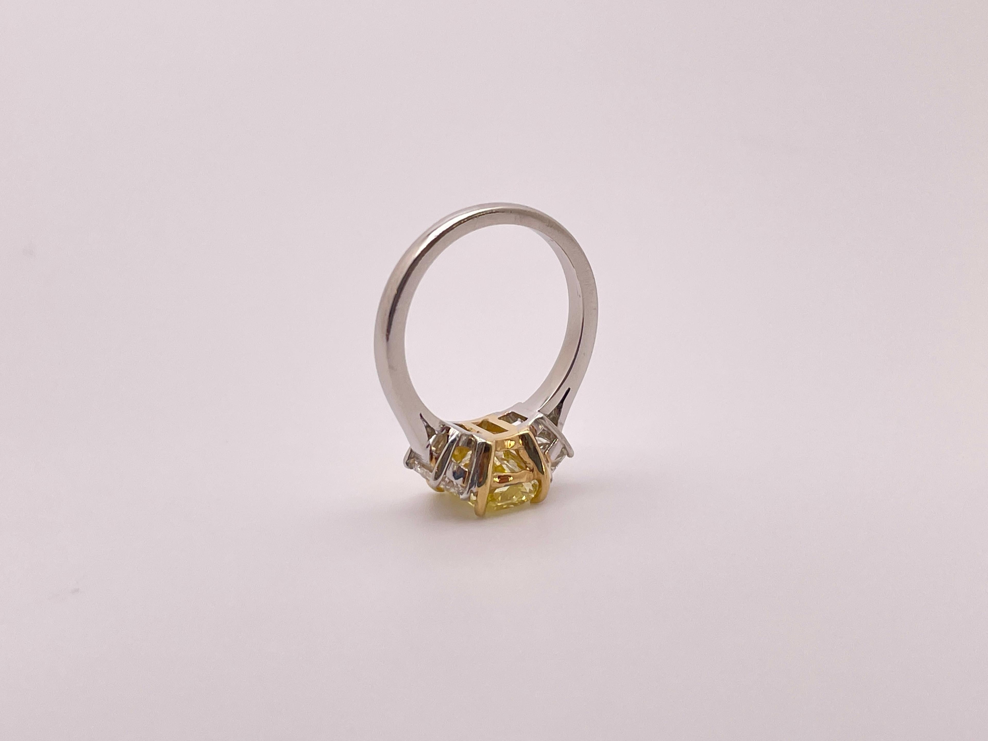 Bague de fiançailles certifiée GIA Nature 2.12 CT Fancy Vivid Yellow Radiant Diamond en vente 4