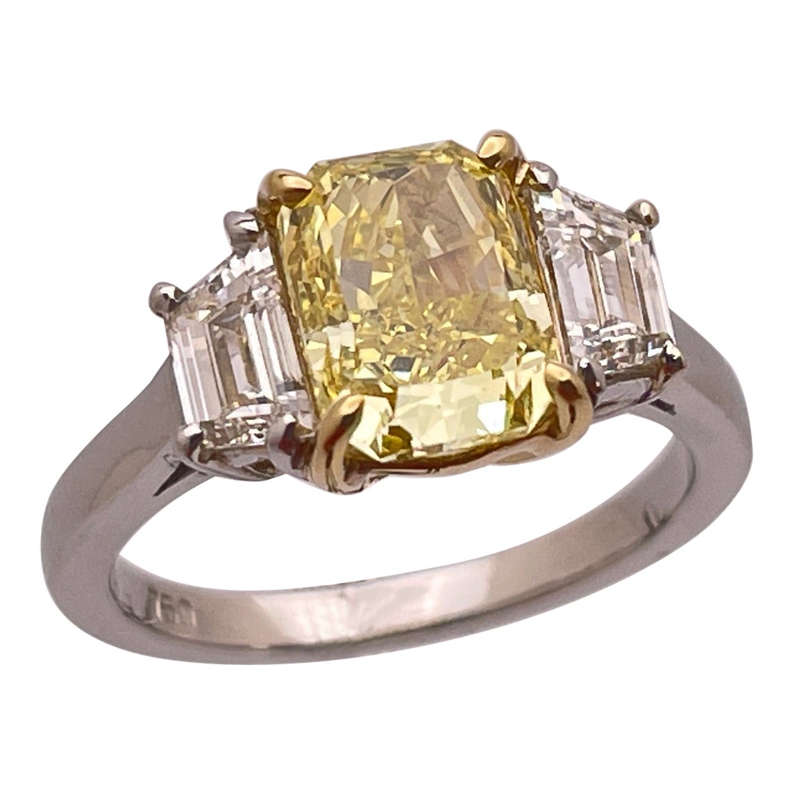 Magnifique bague de fiançailles en platine et or 18 carats faite à la main et ornée d'un diamant jaune vif naturel. Au centre se trouve un extraordinaire diamant naturel de taille rectangulaire radiant de 2,12 CT de couleur jaune vif, d'une pureté