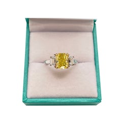 Bague de fiançailles certifiée GIA Nature 2.12 CT Fancy Vivid Yellow Radiant Diamond