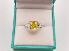 Anillo de compromiso de diamantes radiantes amarillos de fantasía de 2,12 qt naturales certificados por GIA