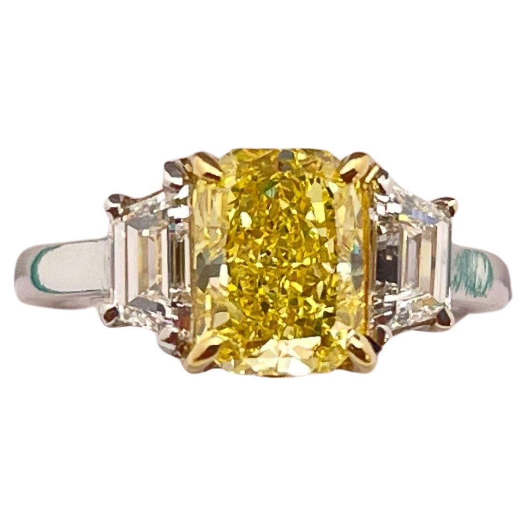 Bague de fiançailles certifiée GIA Nature 2.12 CT Fancy Vivid Yellow Radiant Diamond