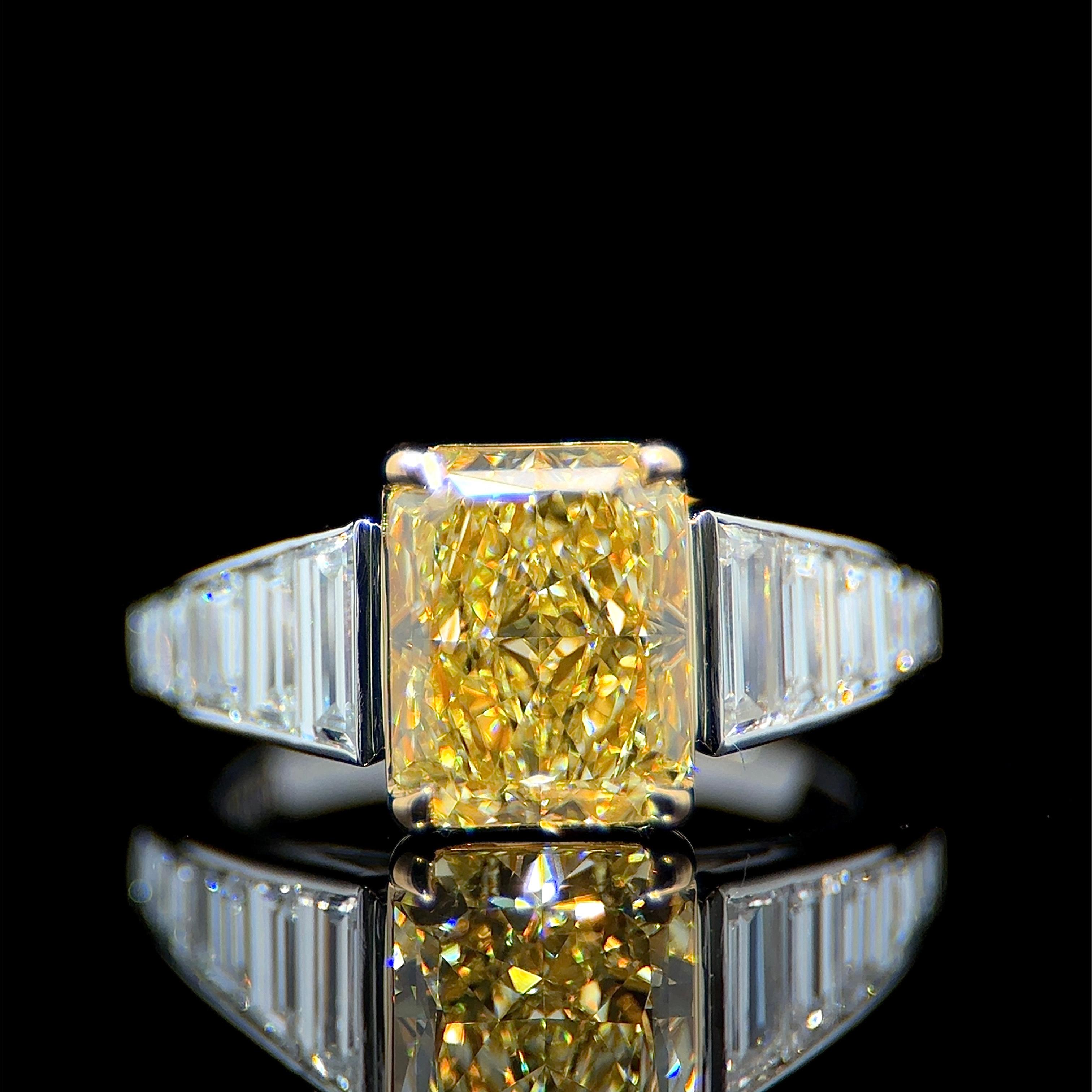 Taille radiant Bague en diamant certifié GIA Nature 3.07 carats Fancy Intense Yellow Radiant Cut en vente