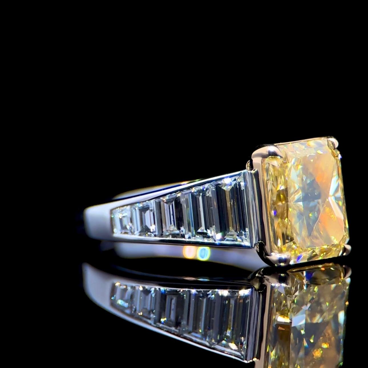 Bague en diamant certifié GIA Nature 3.07 carats Fancy Intense Yellow Radiant Cut Neuf - En vente à New York, NY