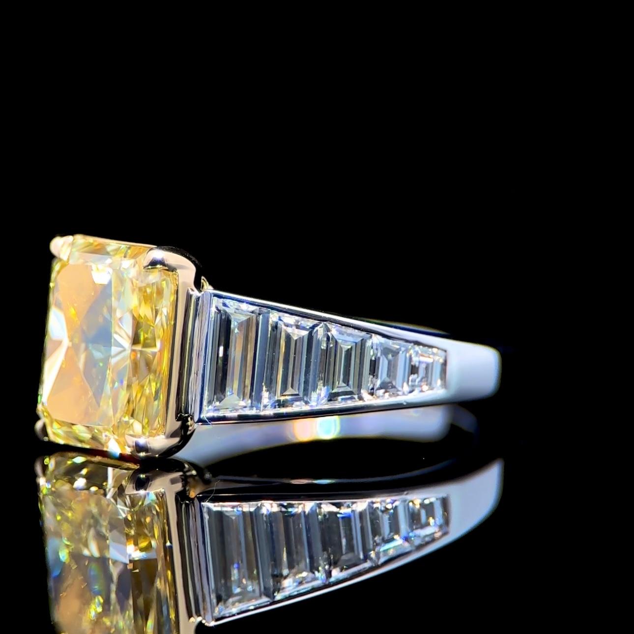 Bague en diamant certifié GIA Nature 3.07 carats Fancy Intense Yellow Radiant Cut Pour femmes en vente