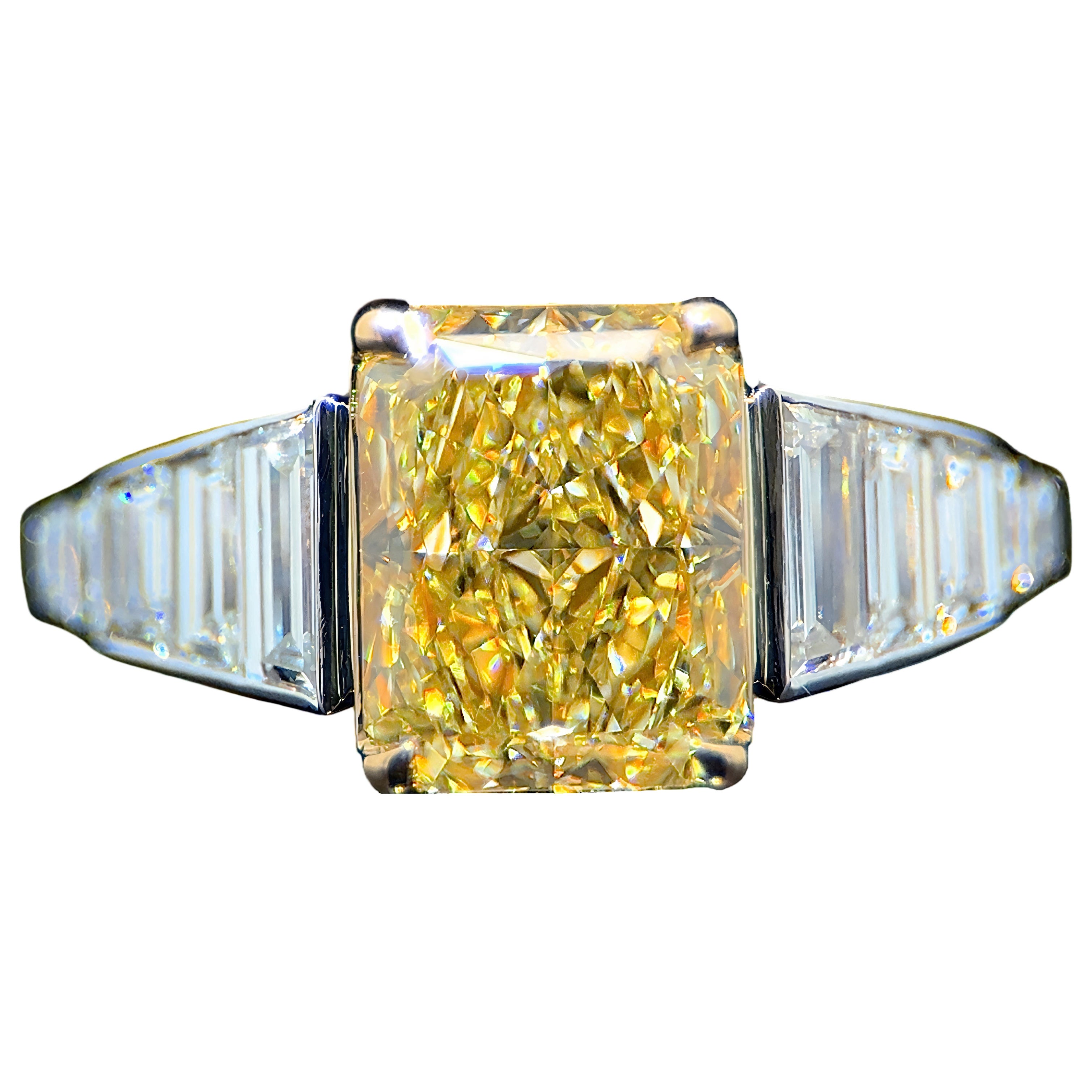 Bague en diamant certifié GIA Nature 3.07 carats Fancy Intense Yellow Radiant Cut en vente
